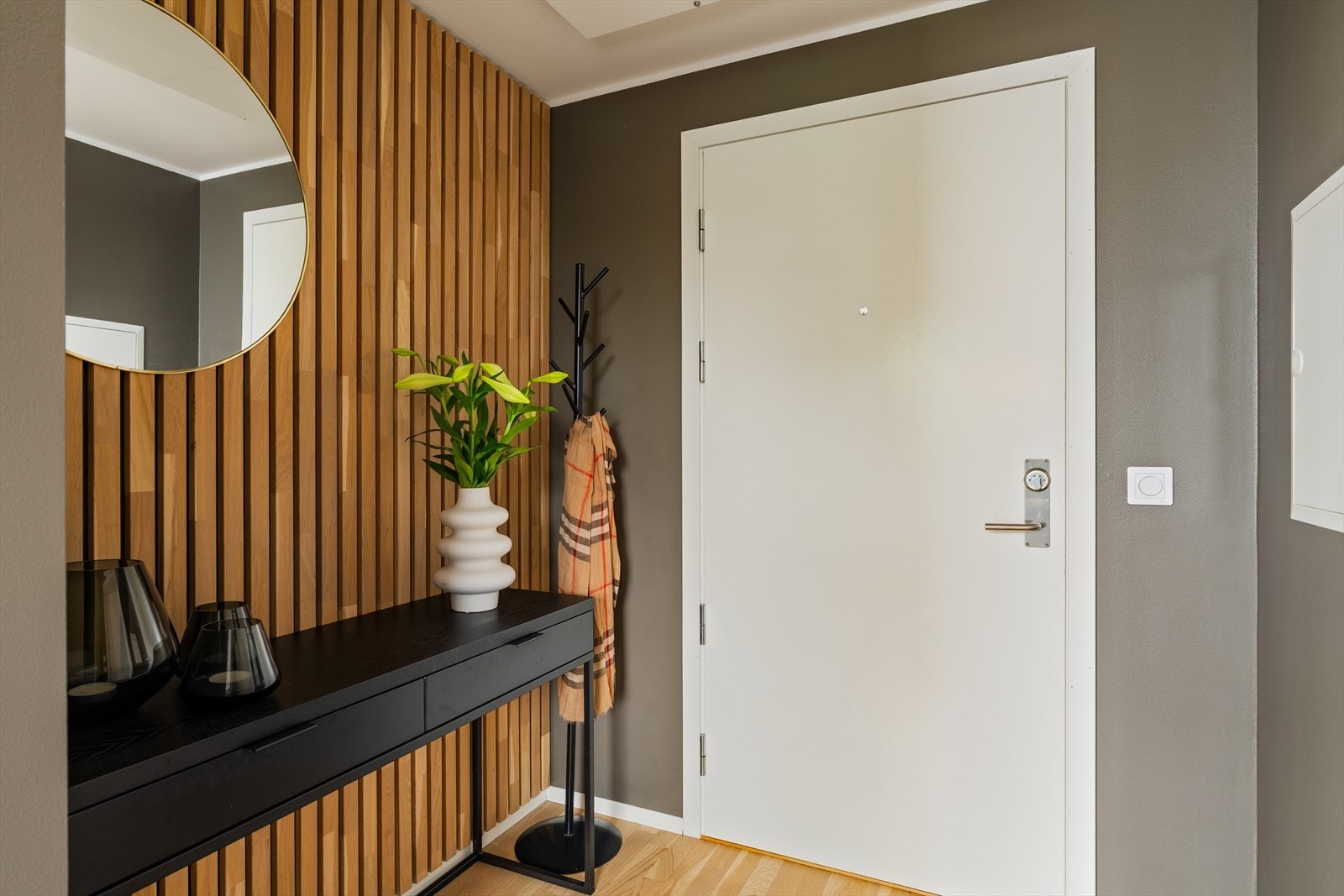 Velkommen inn i en innbydende og romslig entré som gir et svært godt førsteinntrykk av boligen. Galleribilde