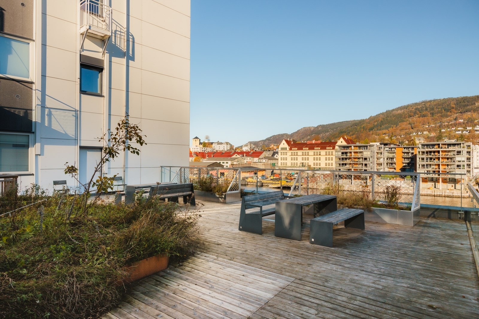 I tillegg til den private balkongen, har seksjonseierne tilgang til 2 felles takterrasser i 4. og 7. etasje. Galleribilde