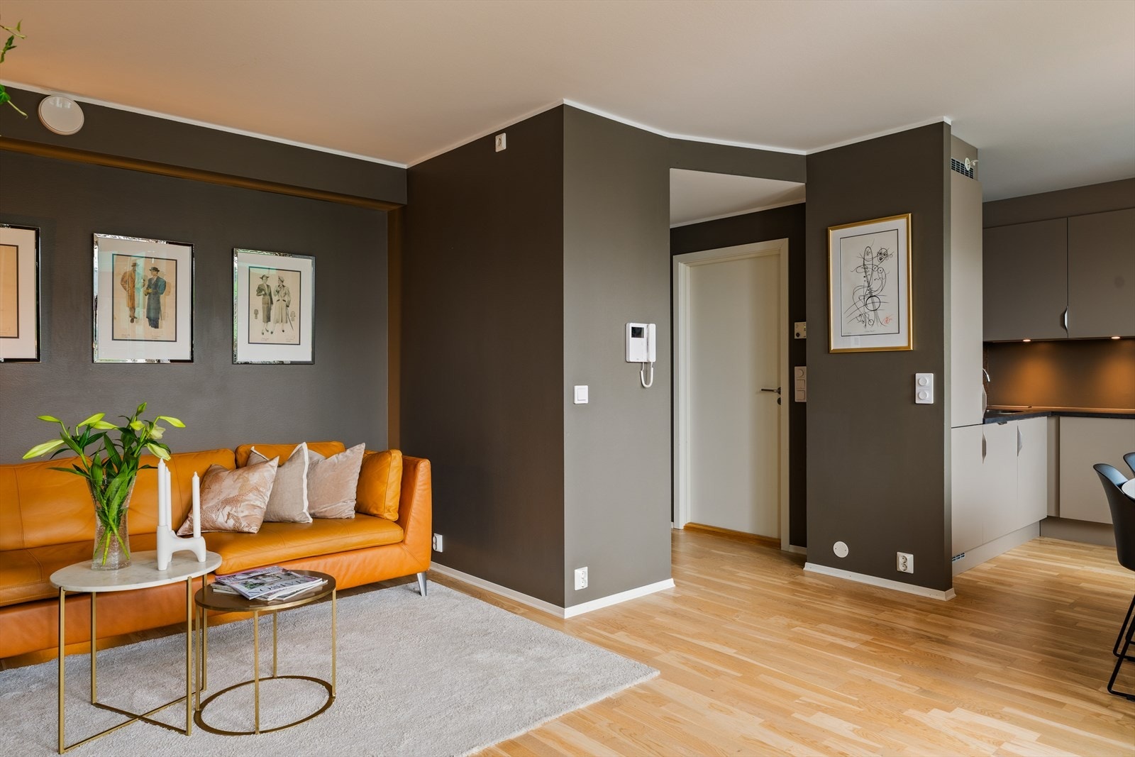 Videre kommer vi inn i en romslig og lys stue. Galleribilde