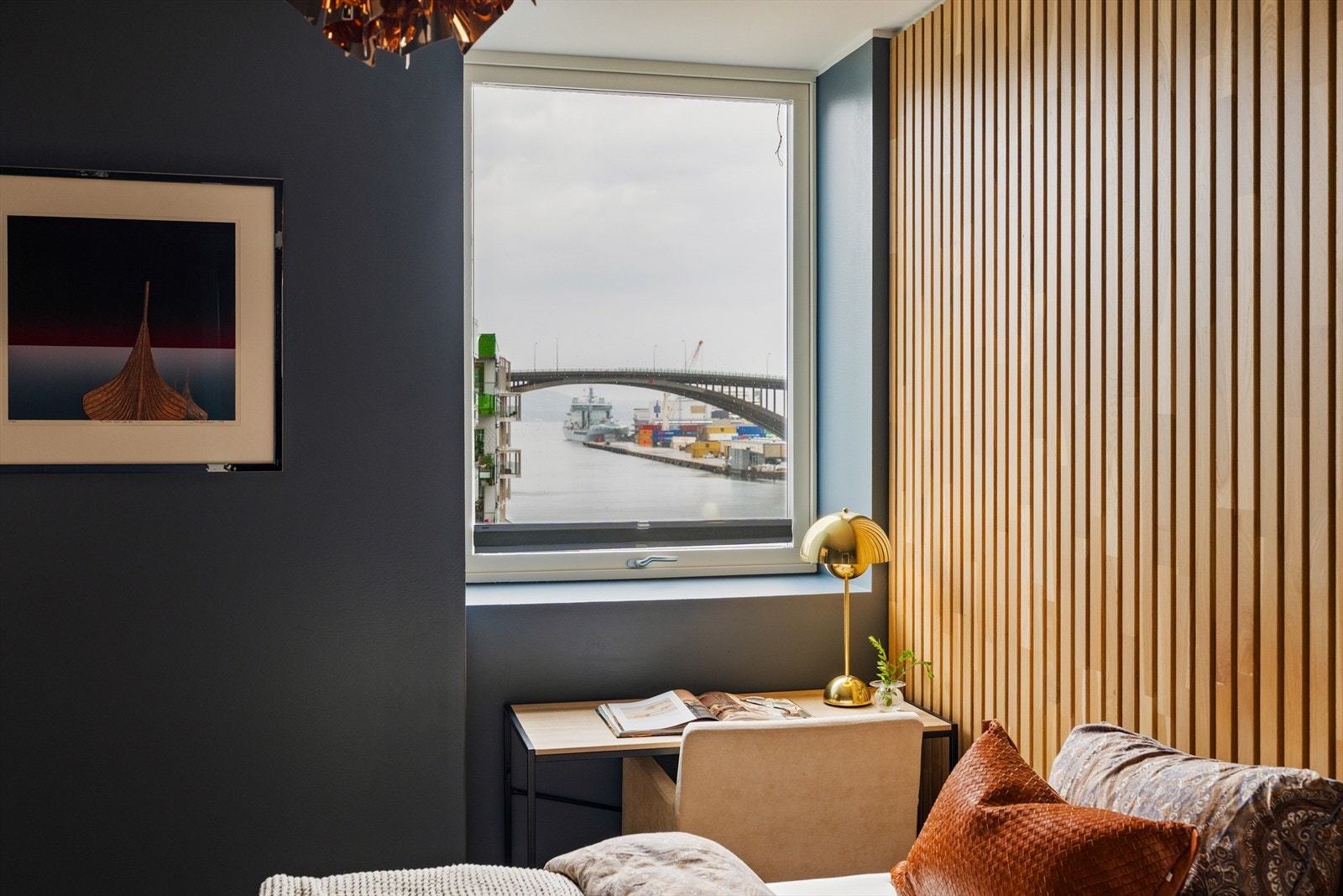 Rommet har god plass til dobbeltseng med tilhørende nattbord, samtidig som det er rom for garderobeløsning og øvrig møblement etter behov. Galleribilde