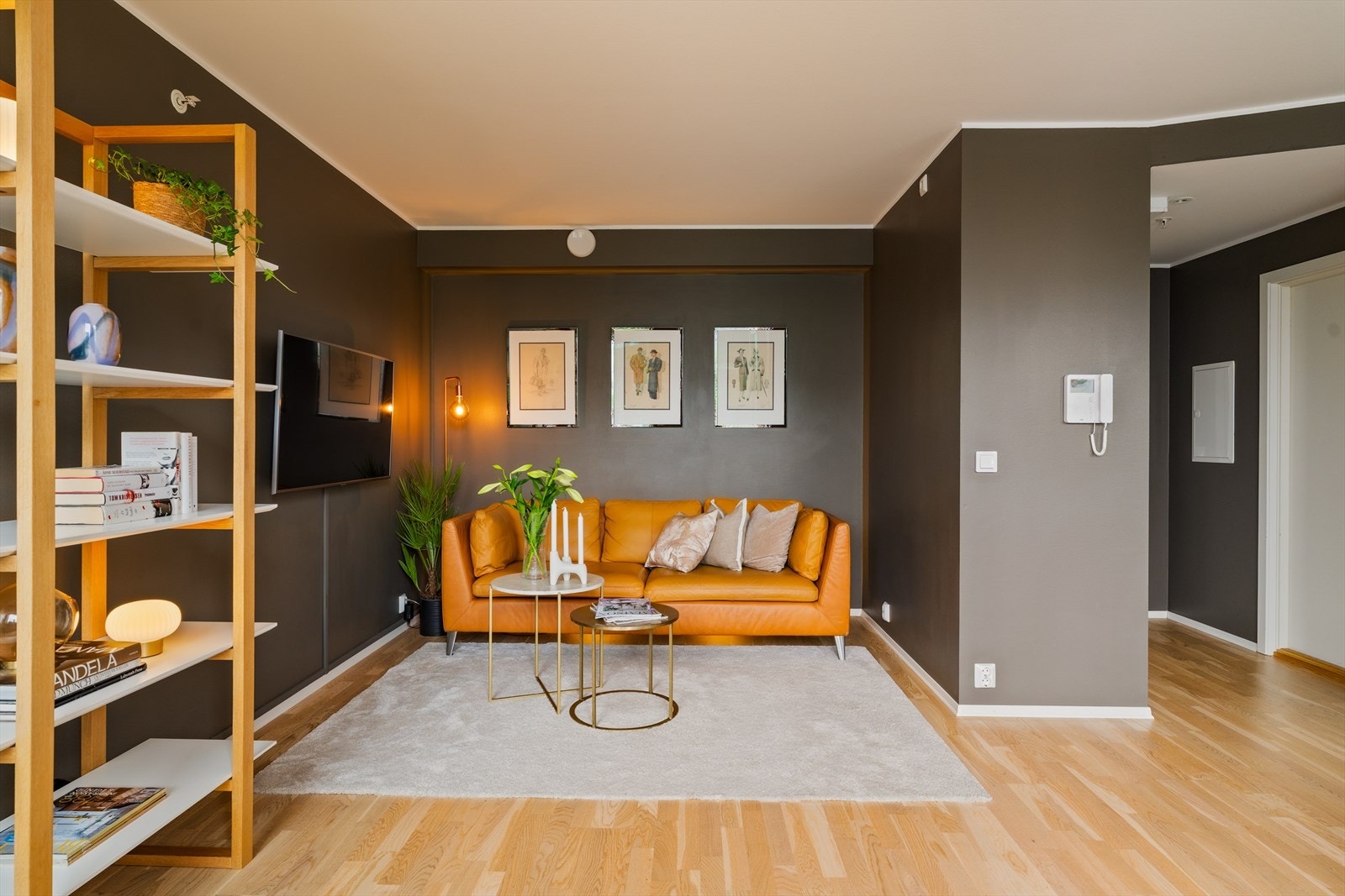 Stuen er malt i tidsriktige farger som harmonerer godt med boligens øvrige materialvalg og skaper en lun og innbydende stemning. Galleribilde