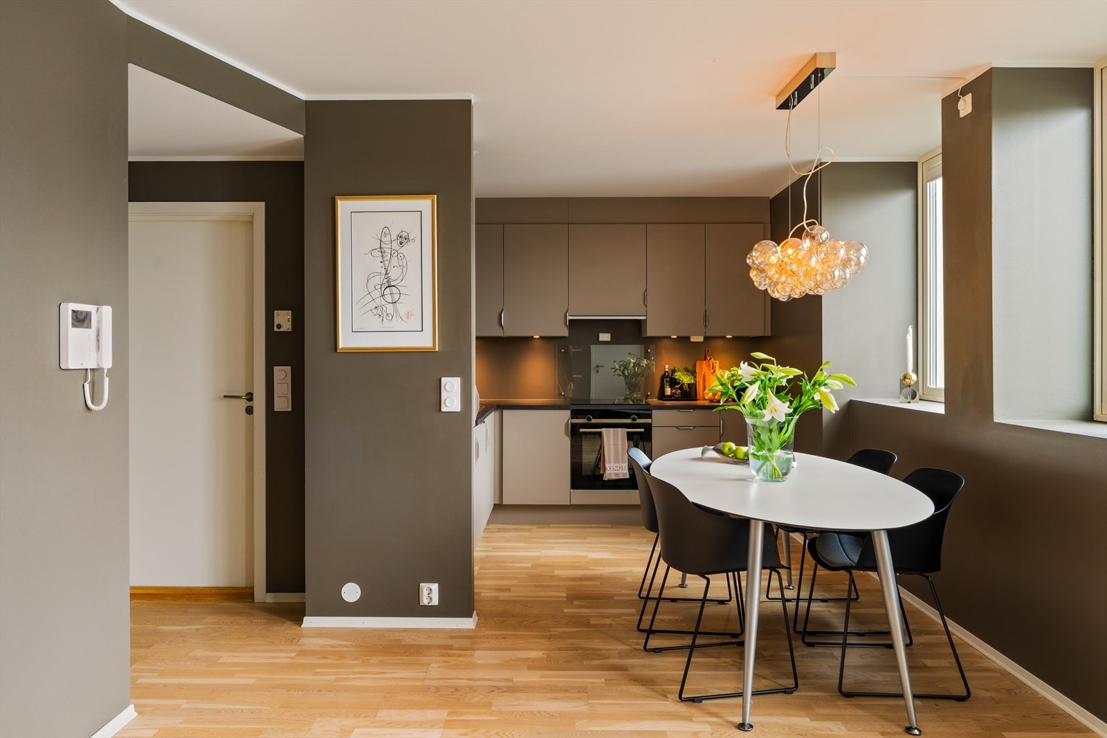 Kjøkkenet ligger i åpen løsning mot stuen og fremstår som både praktisk og moderne. Galleribilde