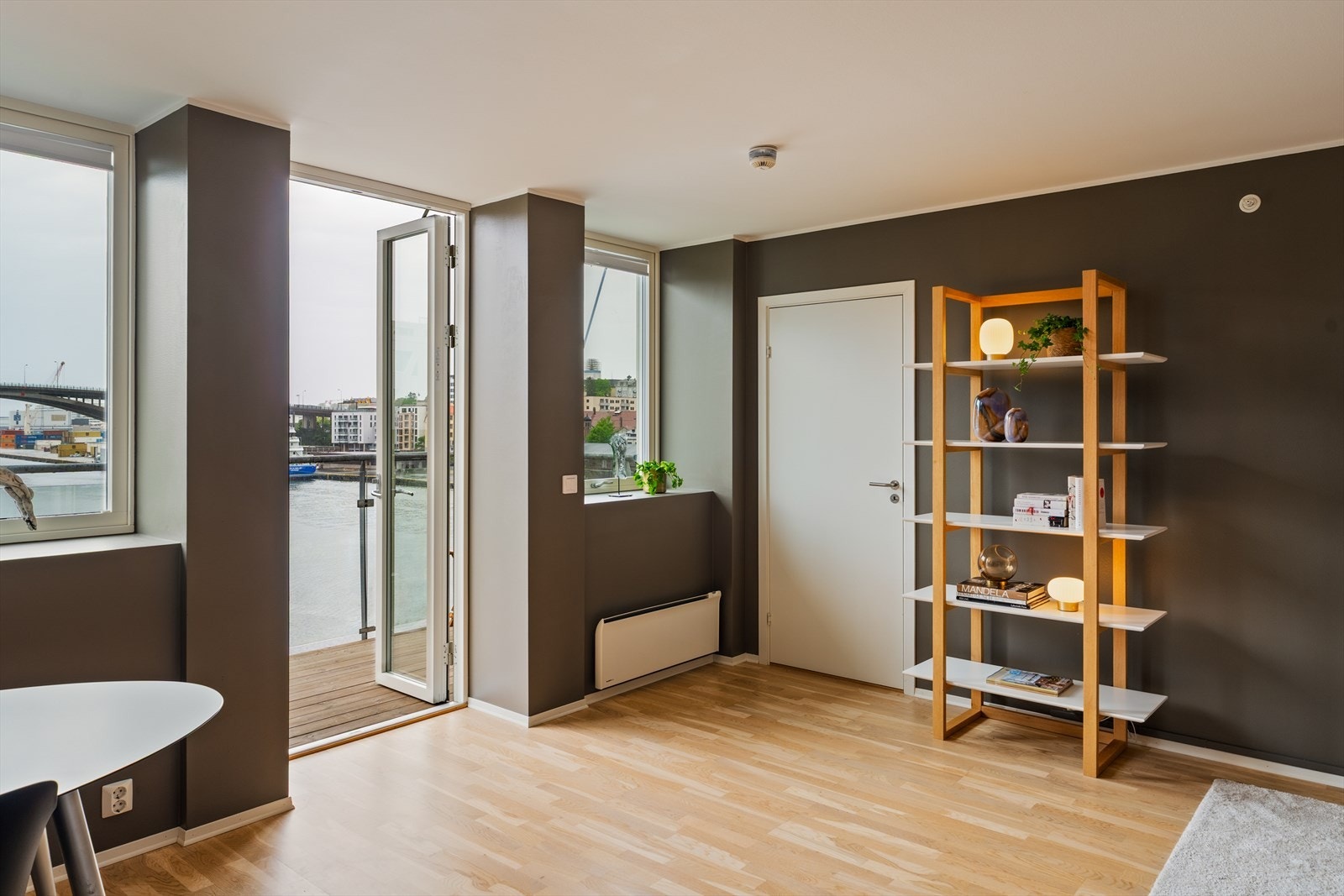 Dette er et rom som passer like godt til rolige hverdagskvelder som til hyggelige sammenkomster med familie og venner. Galleribilde