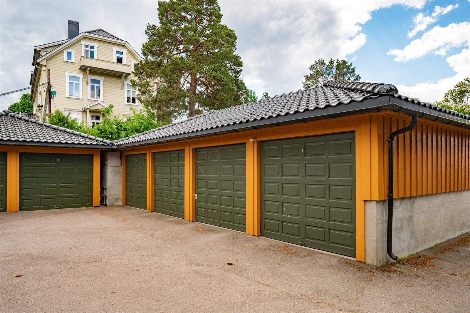 Boligen har garasje i felles garasjeanlegg, og en ekstra biloppstillingsplass. Galleribilde