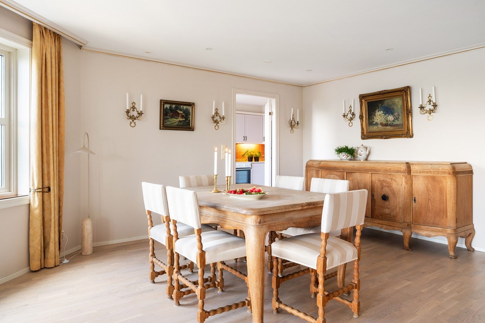 God plass til møbler og kunst langs veggene. Galleribilde