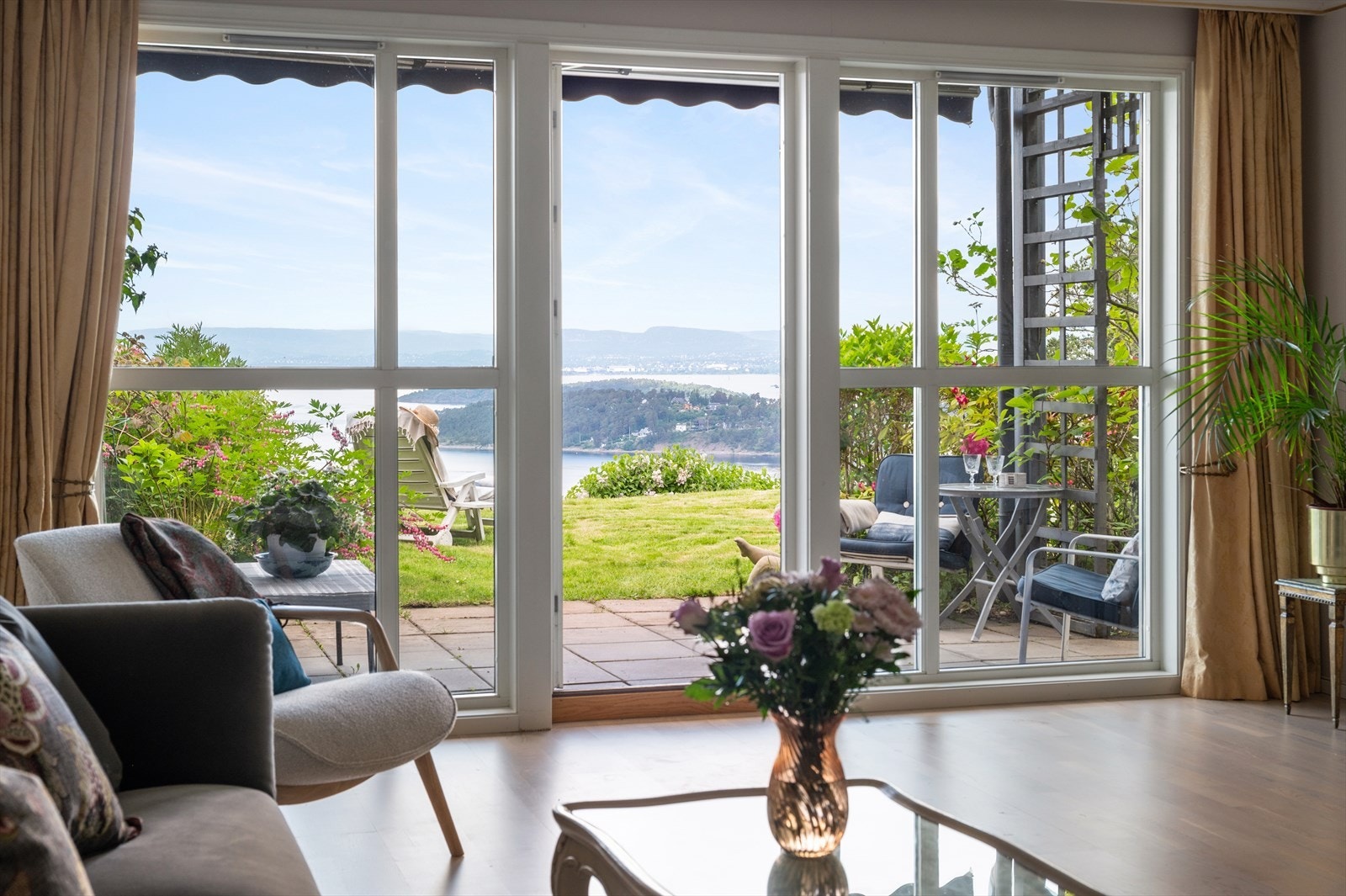 Store vinduer mot utsikten. Galleribilde