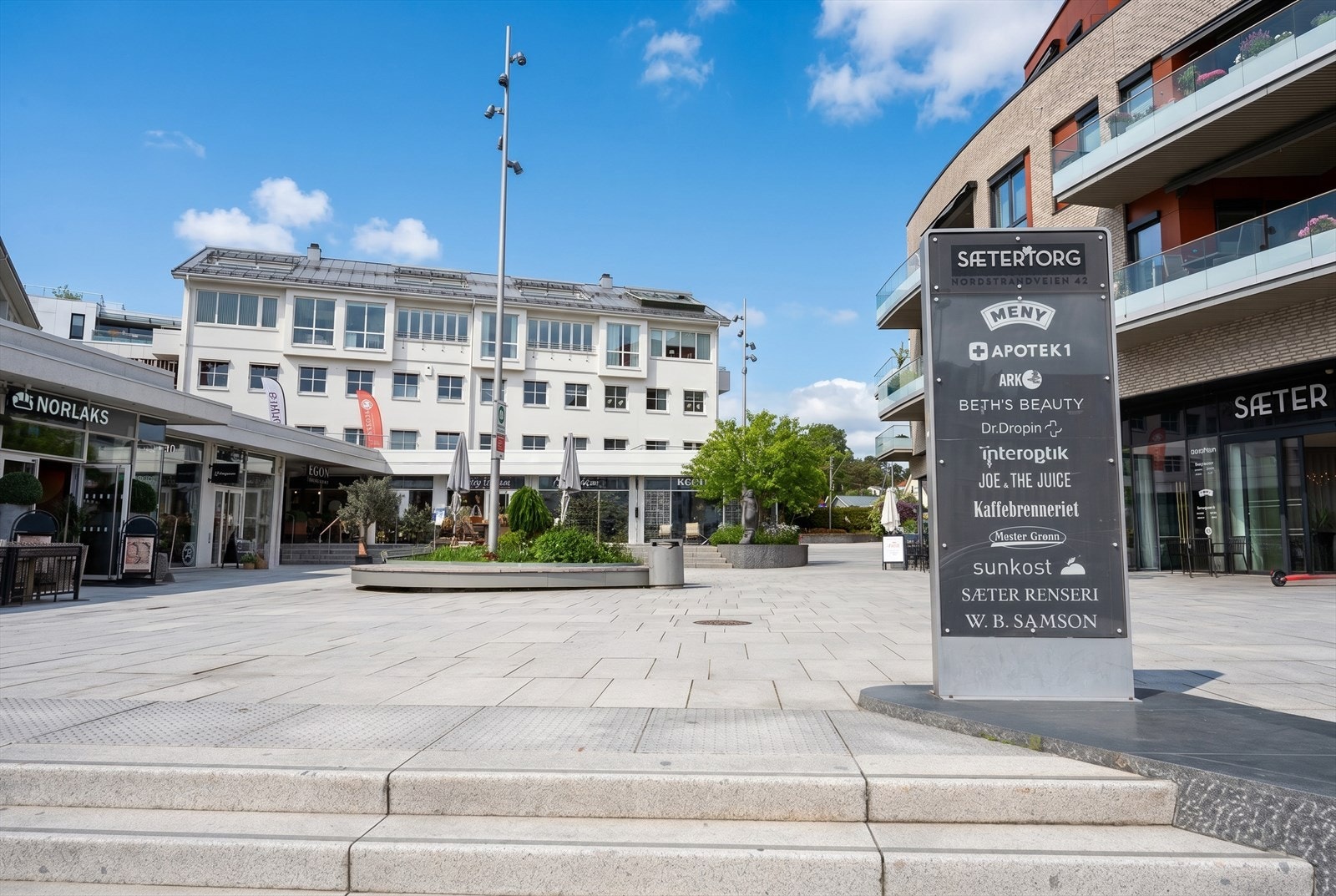 Flere spisesteder og butikker ved Sæter Torg. Galleribilde