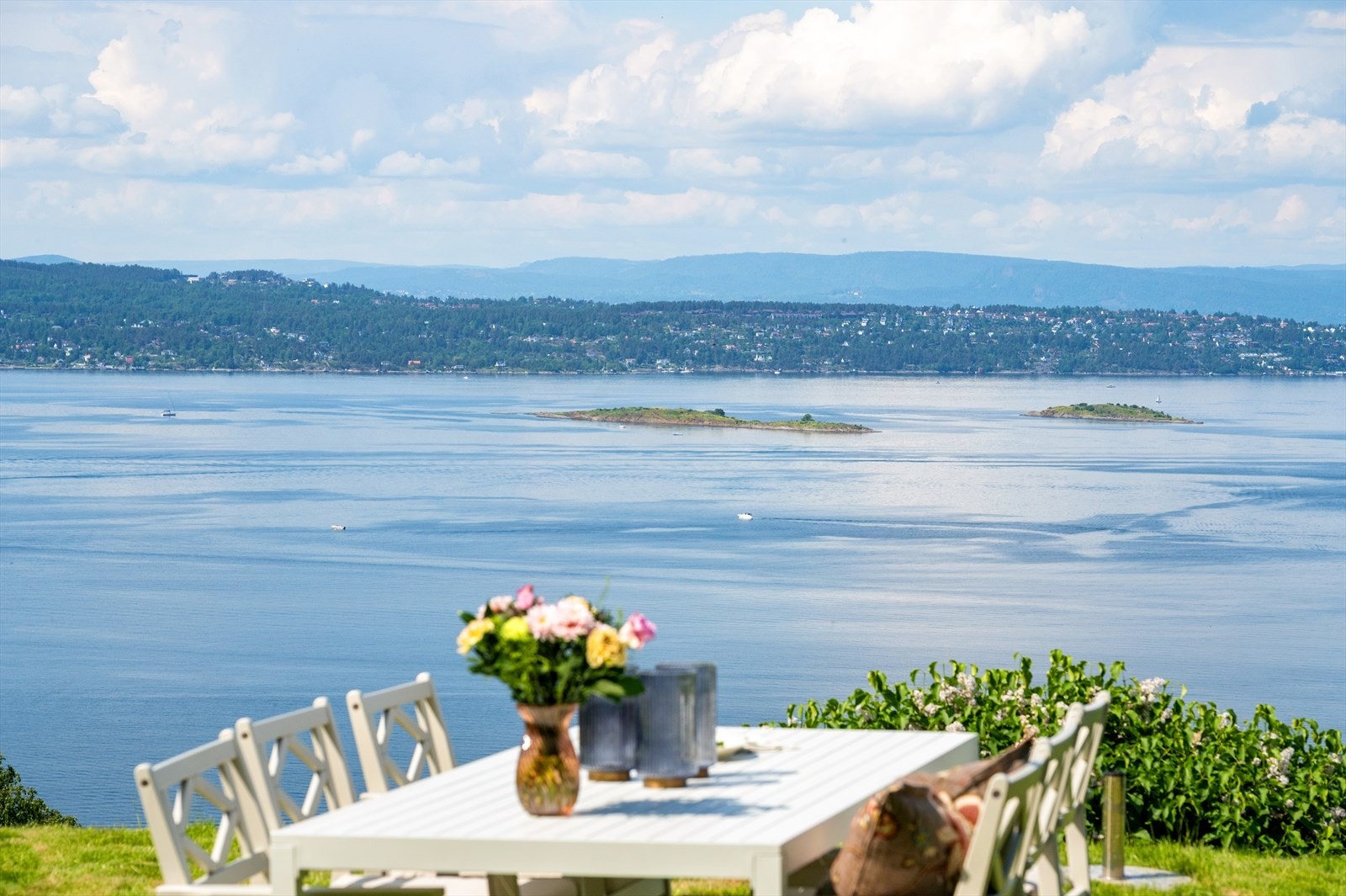 Leiligheten er beliggende i meget attraktive omgivelser med fantastisk fjordutsikt og nærhet til "alt" av fasiliteter på Nordstrand. Galleribilde