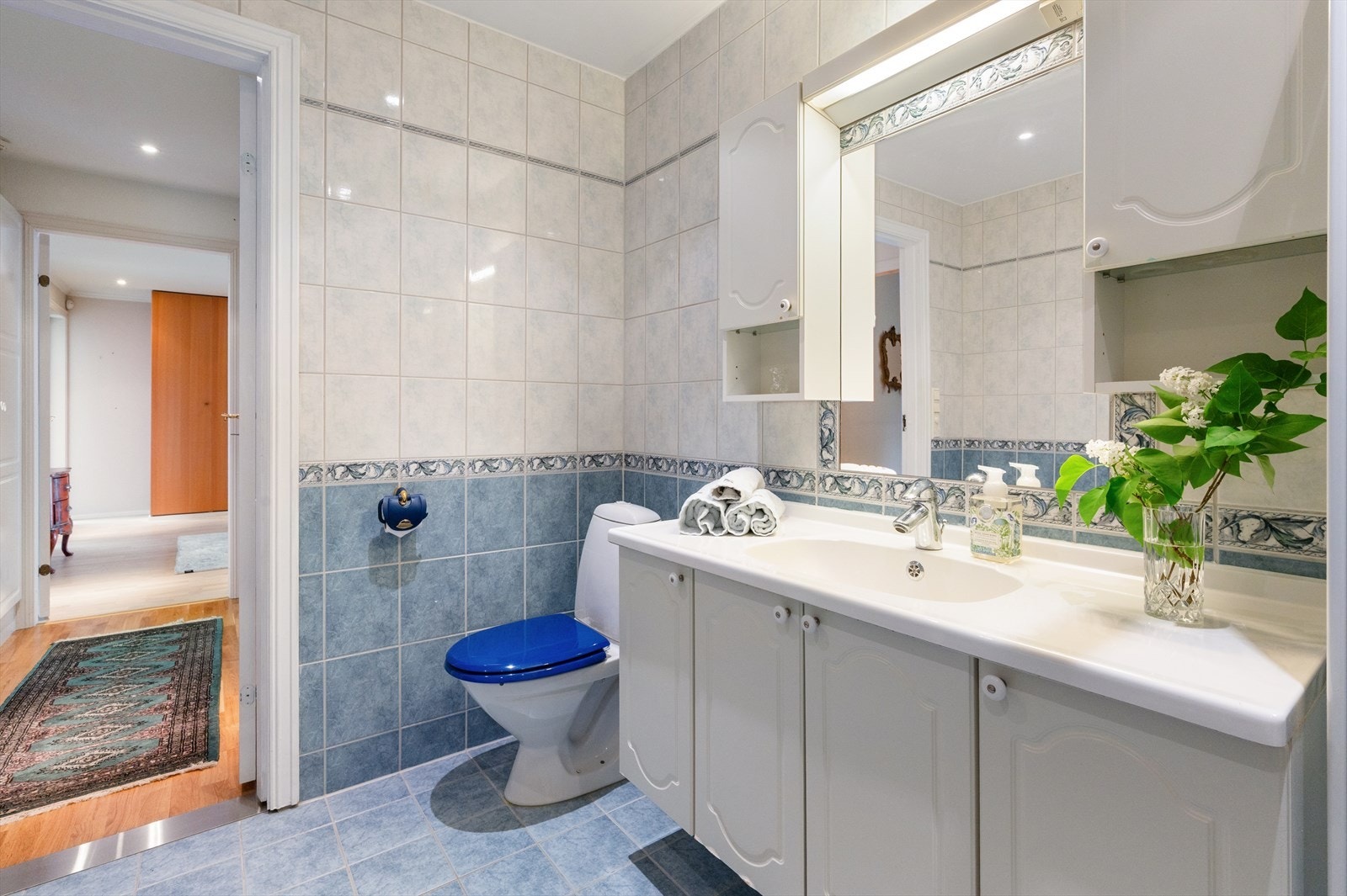 Badet har innredning med nedfelt servant, toalett, badekar og dusjhjørne. Det er mekanisk avtrekk og tilluft under dørblad. Galleribilde