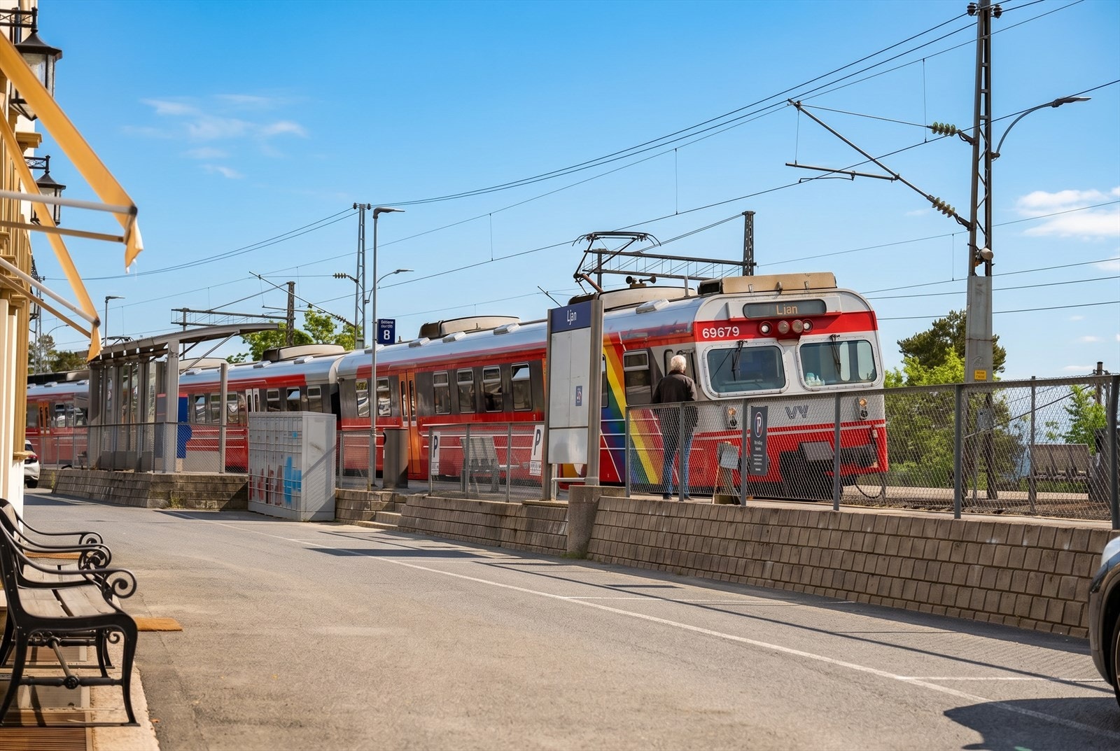 Ljan Togstasjon, Oslos vakreste togstasjon med en reisetid på ca 8 minutter til Oslo S. Galleribilde