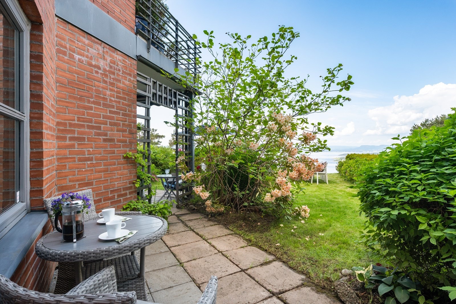 Her er det plass til hyggelig cafesett hvor kaffen kan nytes Galleribilde
