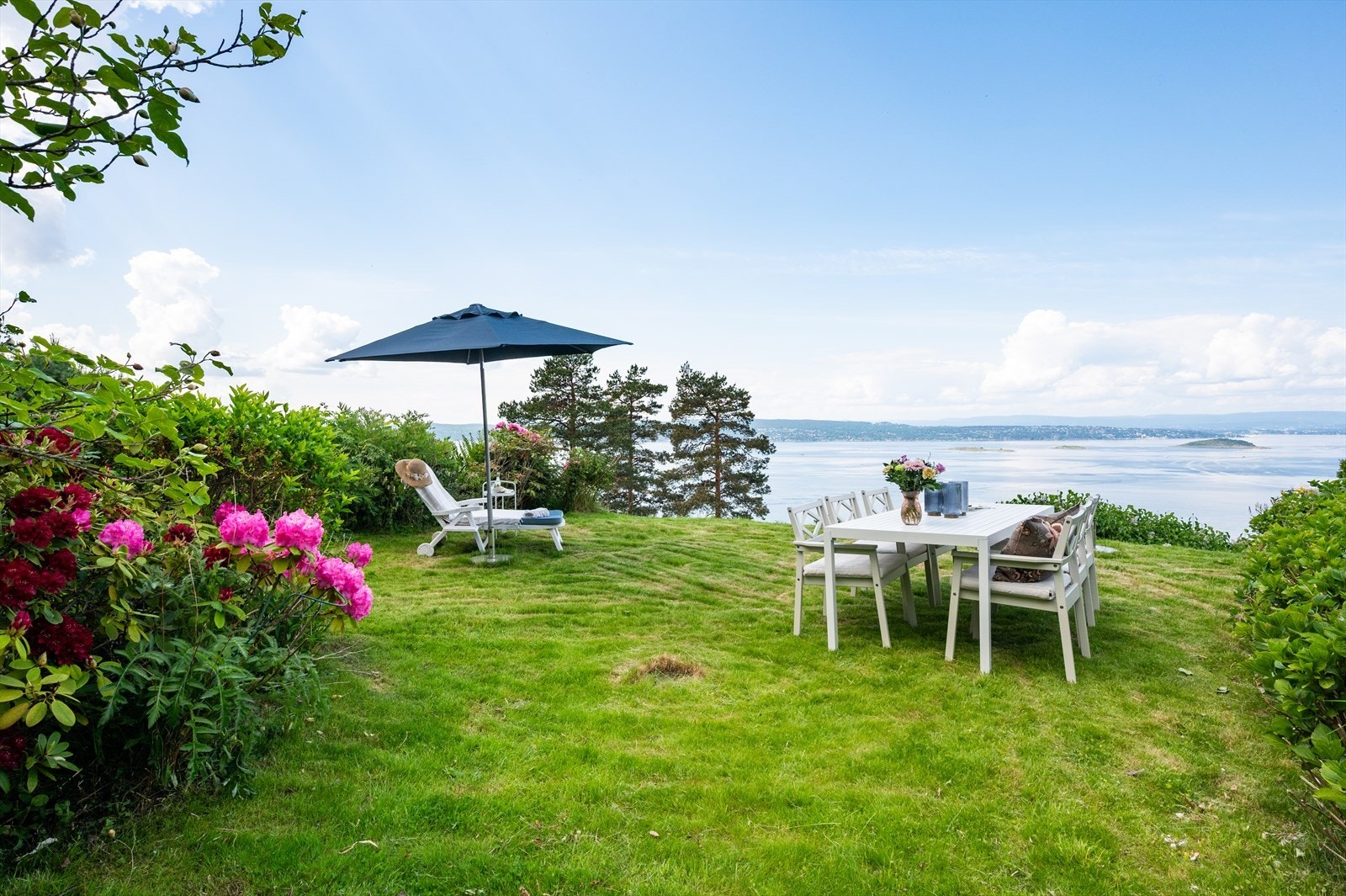 Stor plen med plass til sittegrupper. Galleribilde