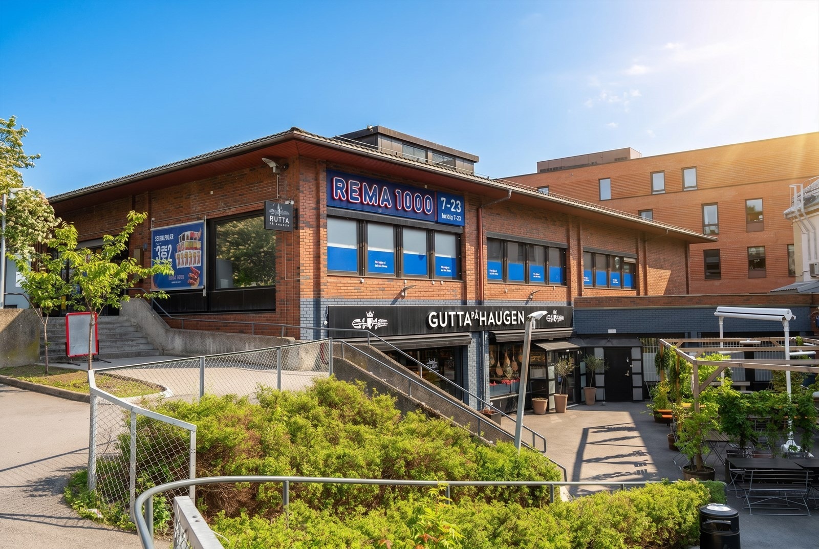 Gutta på Haugen og Rema 1000 på Sæter Galleribilde