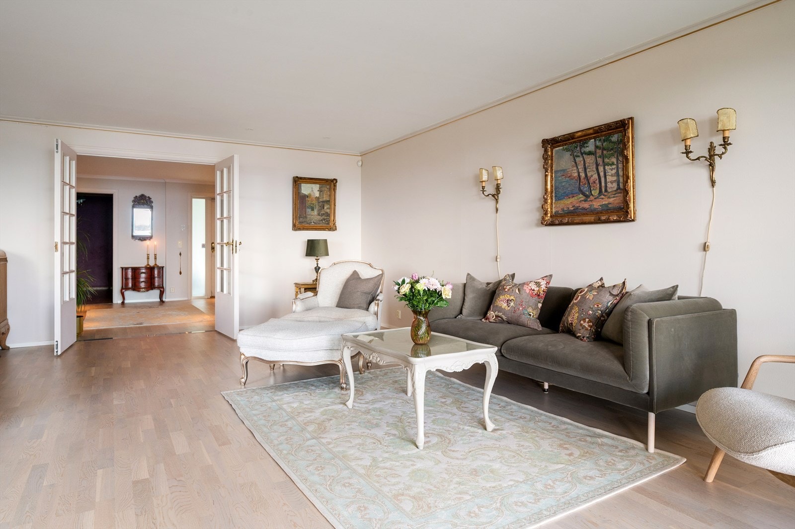 God plass til stor sofagruppe. Galleribilde