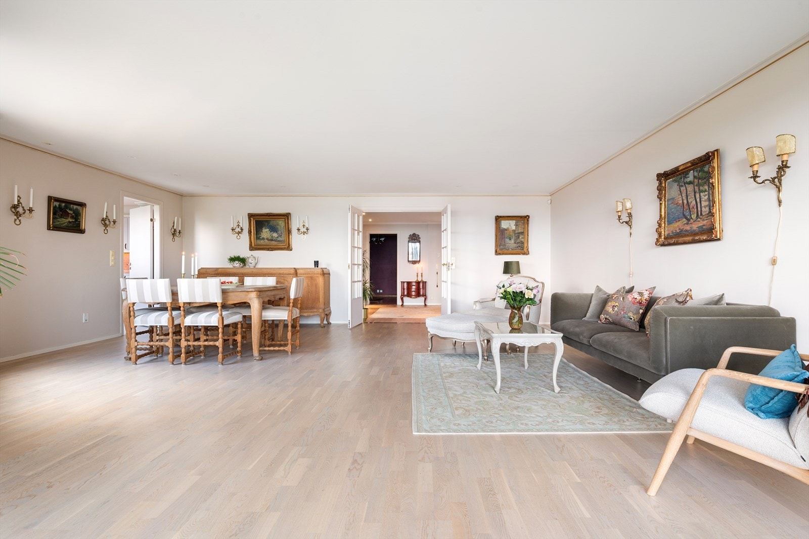 Her er det god plass til et stort langbord med mulighet for å invitere til større lag. I tillegg er det plass til hyggelige sittegrupper. Galleribilde