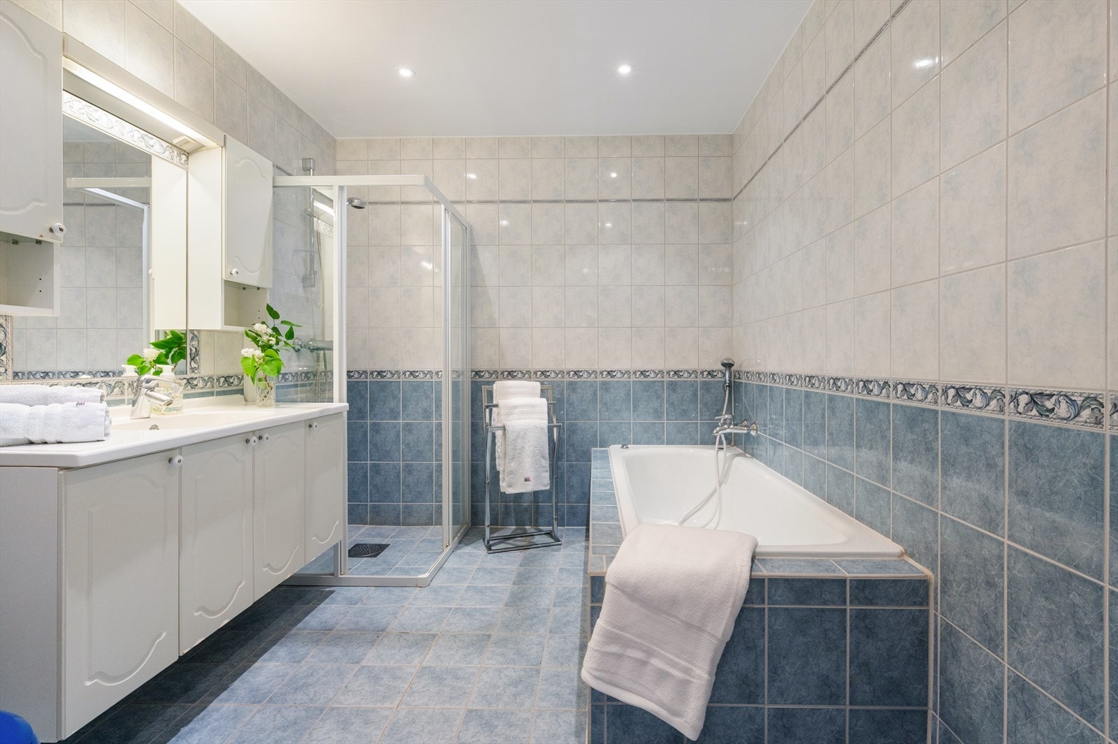 Badet er meget romslig med behagelig gulvvarme og en gjennomførelse i flislagte overflater. Galleribilde