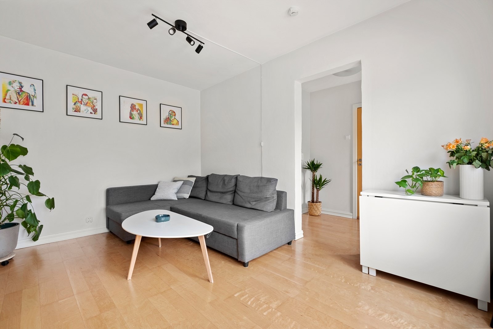 Stuen på ca. 13 kvm oppleves både romslig og innbydende, med naturlige soner for både sofahjørne og spiseplass. Store vindusflater slipper inn rikelig med dagslys og gir en luftig atmosfære. Galleribilde