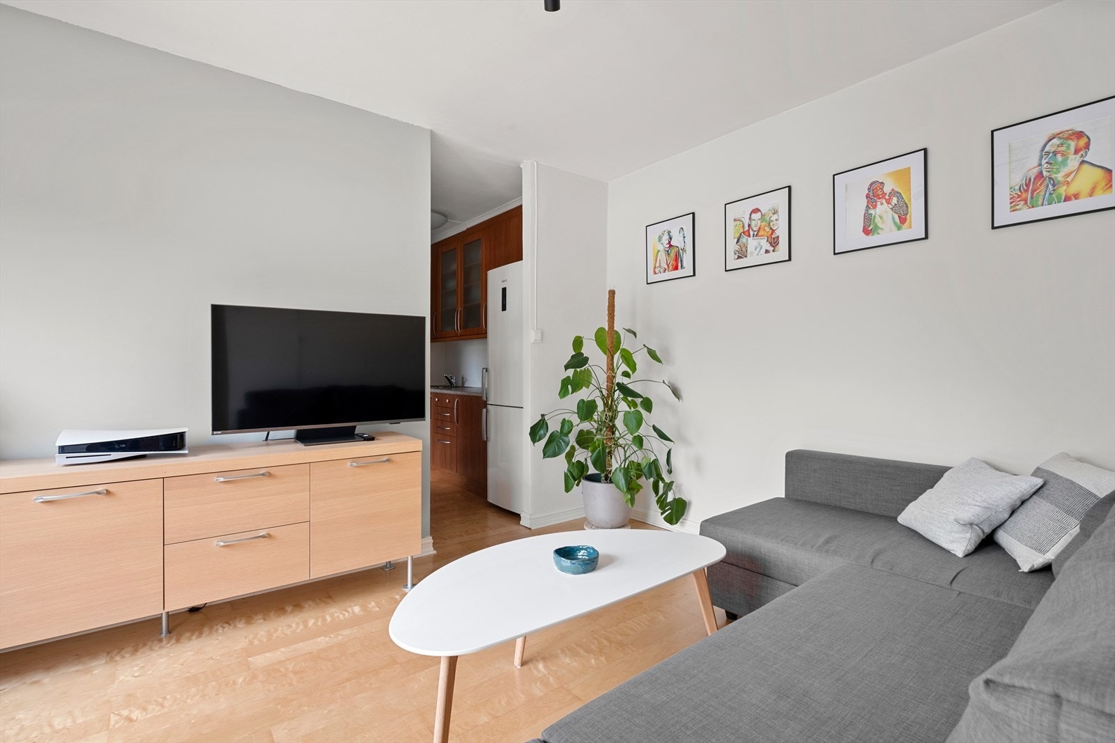 Den gjennomgående planløsningen og de moderne overflatene gir leiligheten en trivelig helhet som er enkel å sette sitt eget preg på. Galleribilde