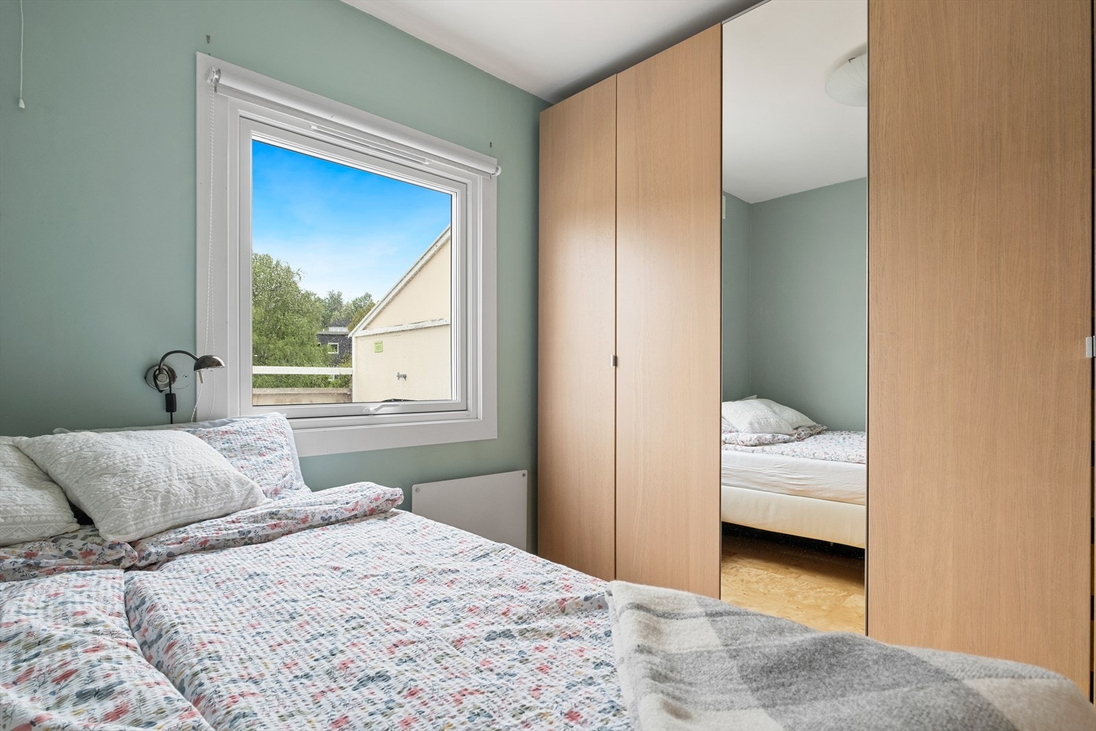 Soverommet er på 8 kvm og har plass for både dobbeltseng og garderobe. Galleribilde