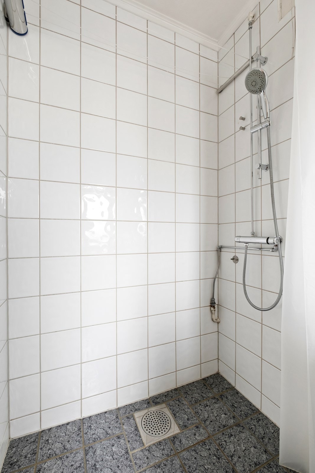 Dusjsone. Det er plass for kabinett om ønskelig. Galleribilde