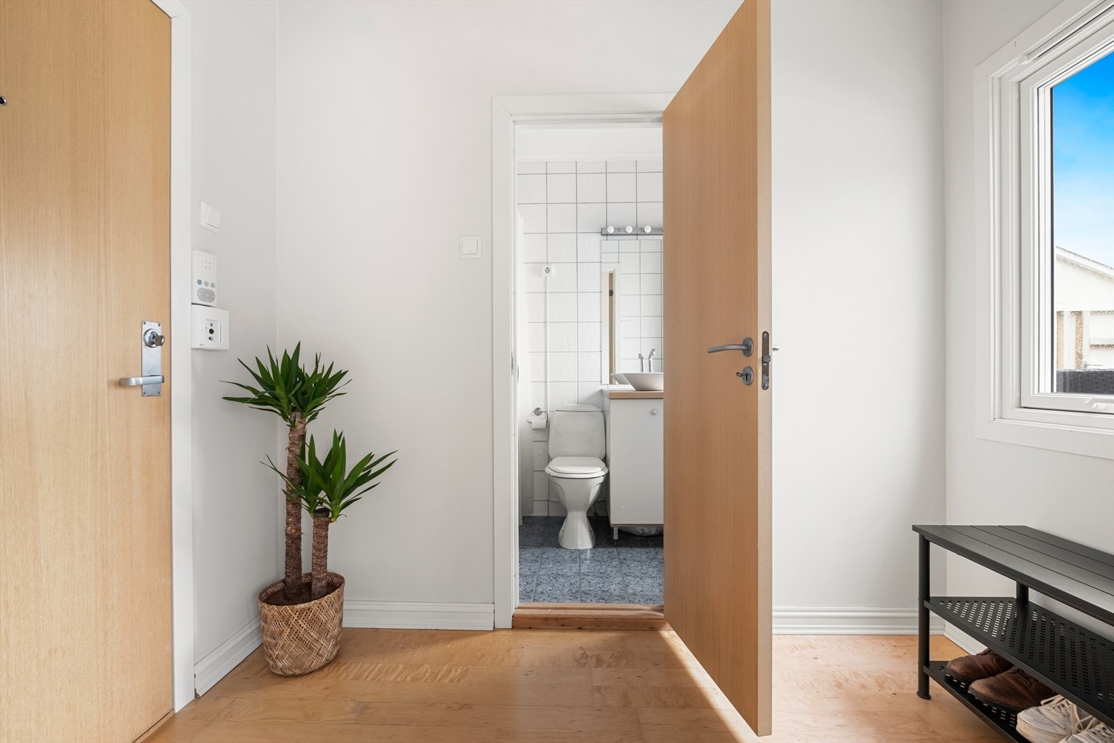 Velkommen inn! Ditt første møte med boligen er en romslig gang. Galleribilde