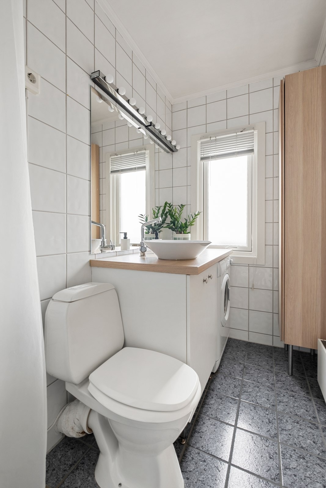 Romslig baderom med bl.a. plass for vaskemaskin. Galleribilde