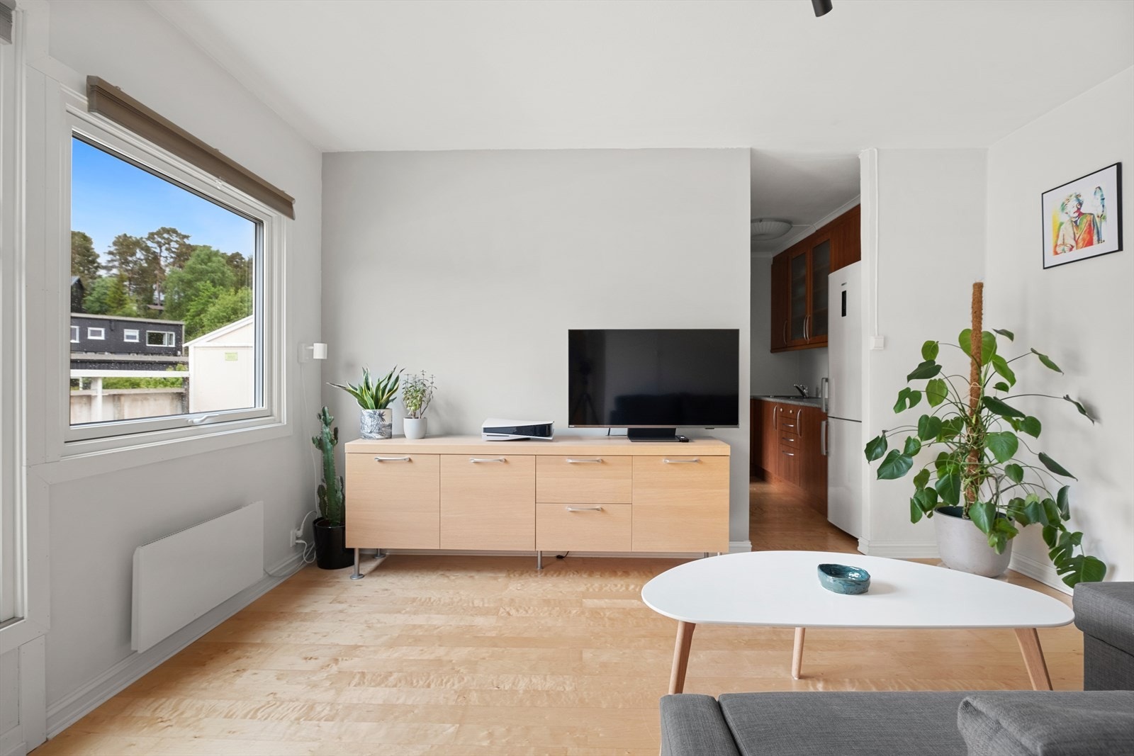 Stuen er lun og innbydende, og med store vindusflater som slipper inn rikelig med naturlig lys. Galleribilde