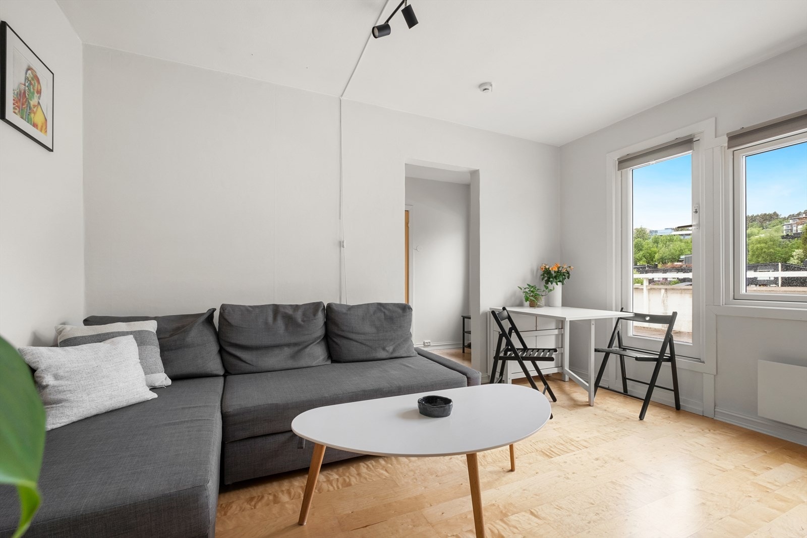Her er det god plass til romslig sofa og mediemøbler, et hyggelig samlingspunkt for filmkvelder og avslapning. Galleribilde
