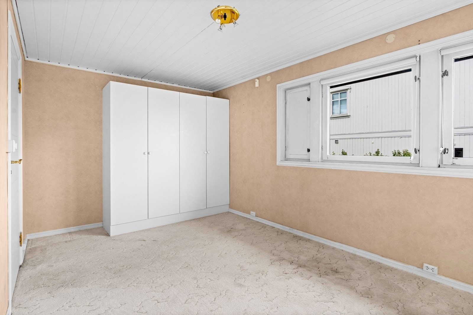 Rommene innredes enkelt etter eiers behov og ønsker, og hovedsoverommet har et dobbelt garderobeskap med hvite fronter. Galleribilde