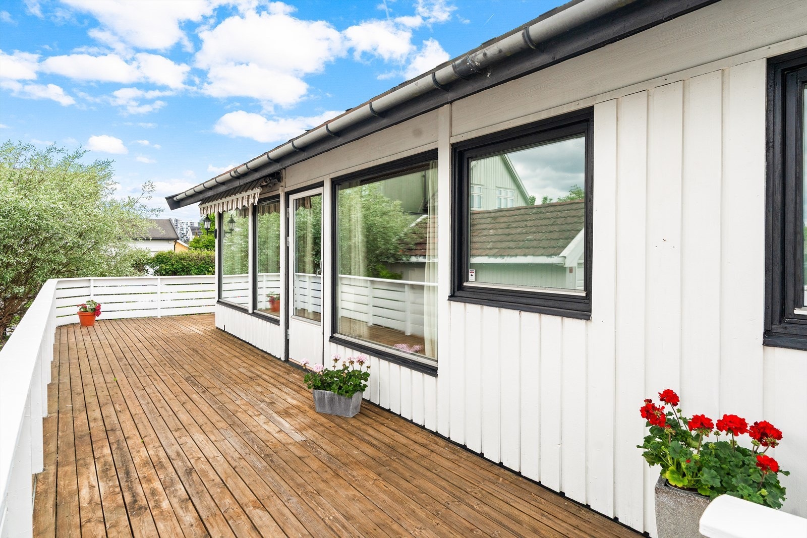 Terrassen har belysning, markise og et samlet areal på ca. 42 kvm. Galleribilde