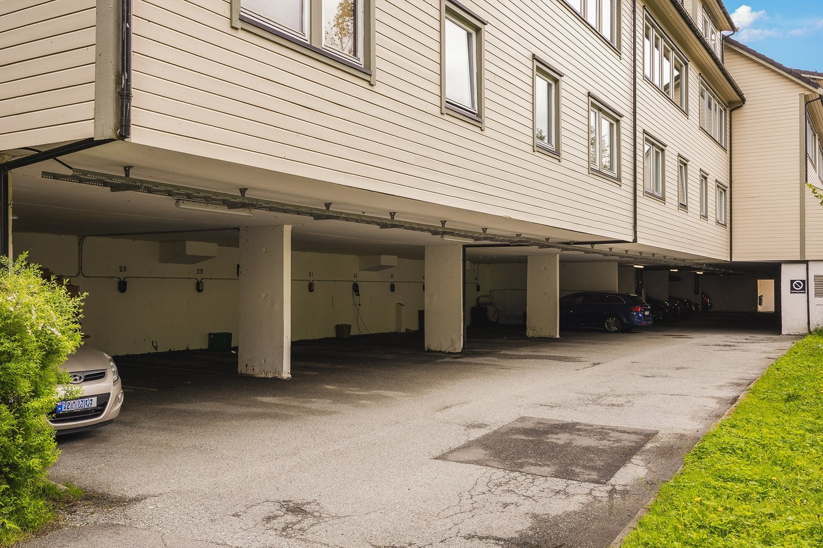 Parkering under tak med mulighet for el lader Galleribilde