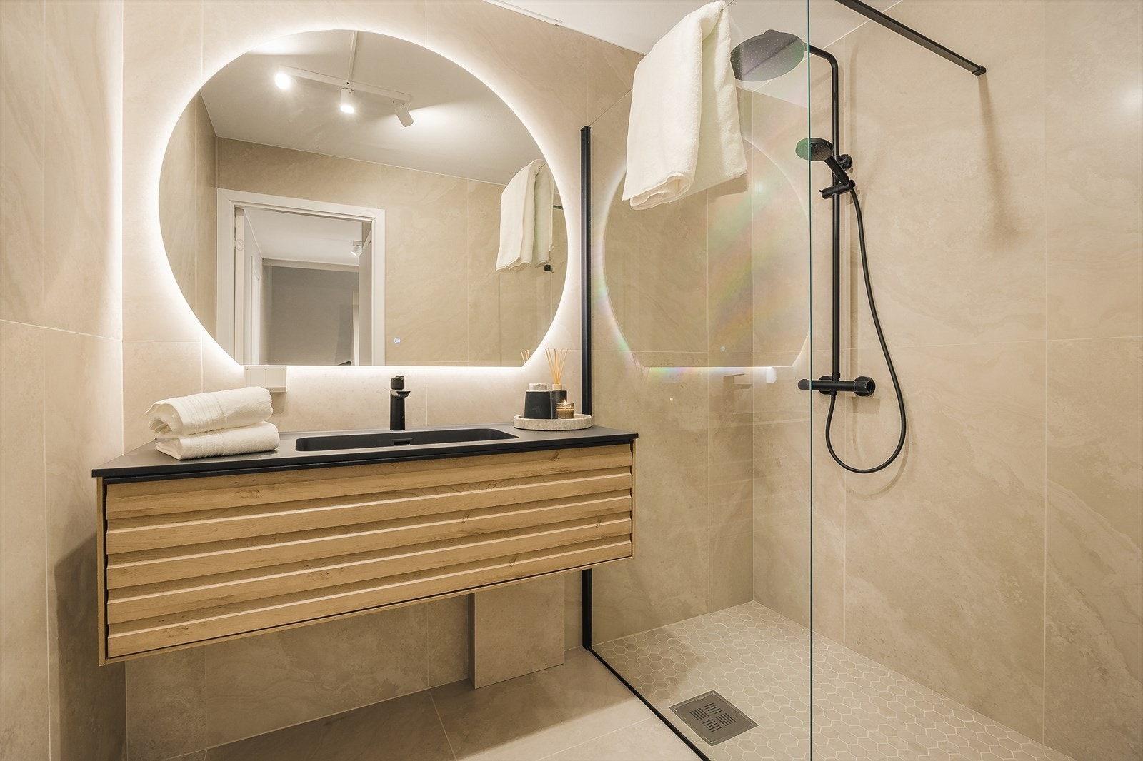 Badet er pusset i 2026 og innredet med dusjnisje i glass, servant med møblement, speil og belysning. Galleribilde