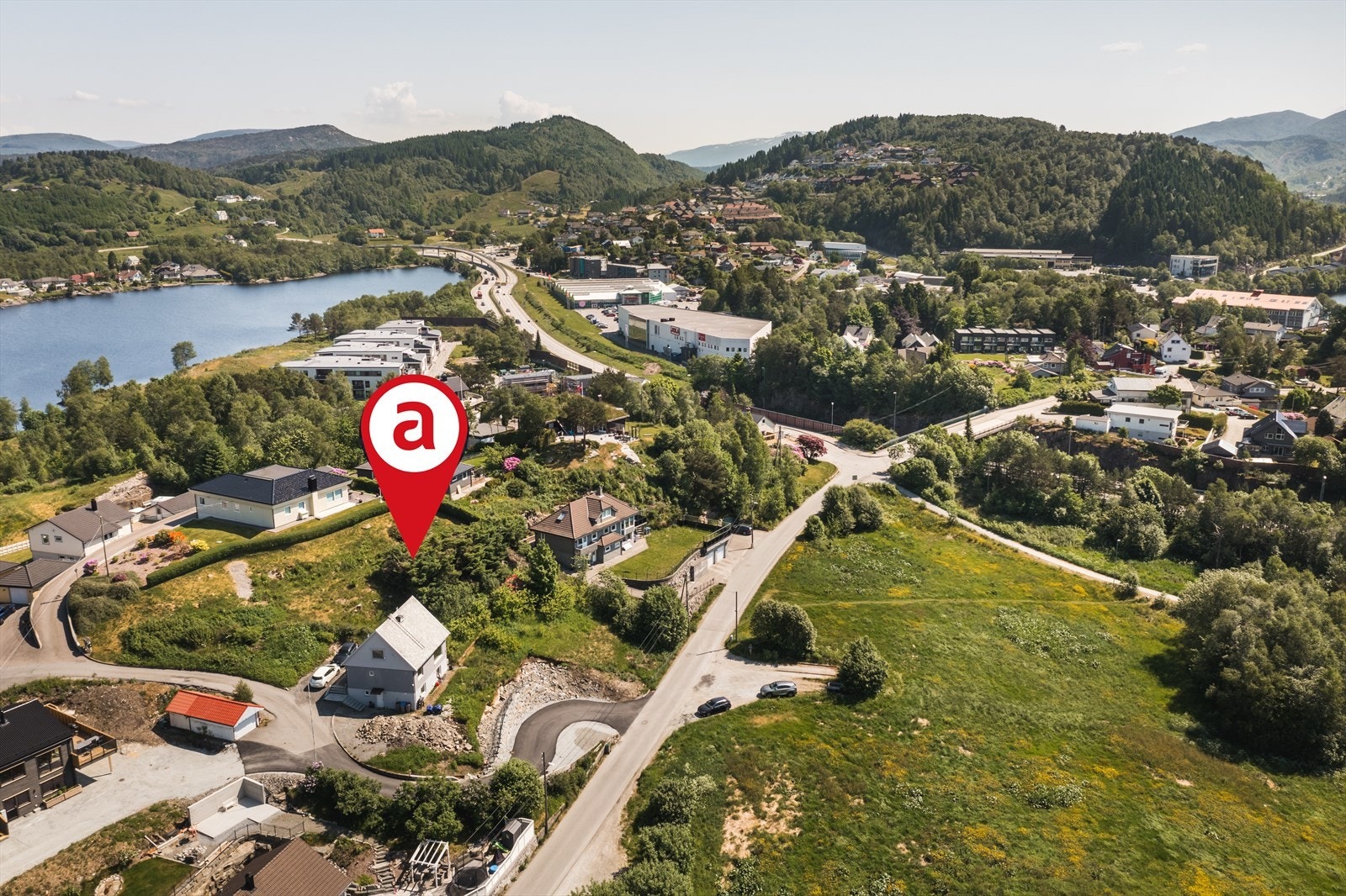 Eiendommen har en sentral beliggenhet på Nyborg i Åsane med gangavstand til blant annet busstopp, dagligvarebutikk og flotte turområder Galleribilde