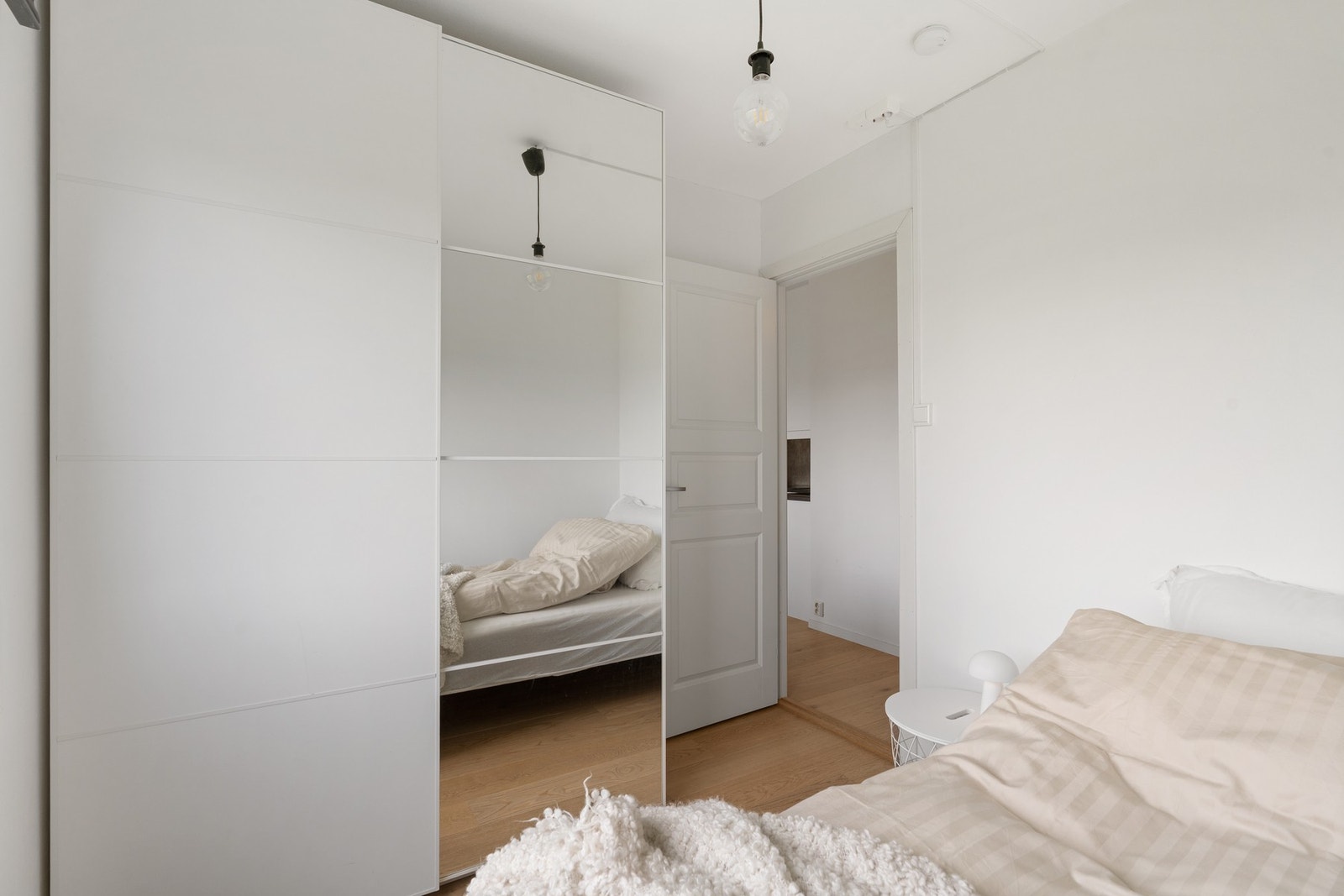 Garderobe med speil. Galleribilde