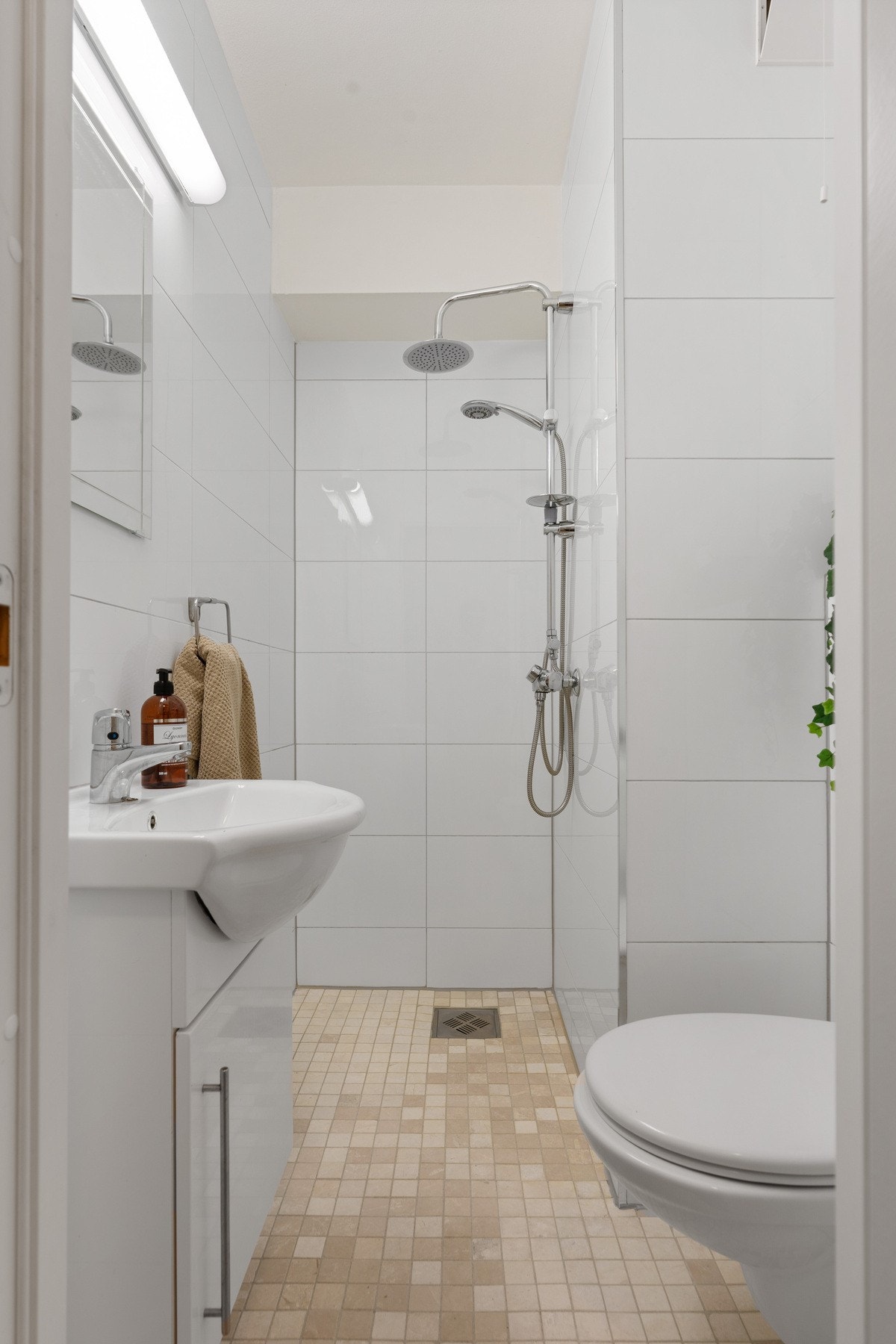 Vegghengt toalett og moderne baderomsinnredning. Galleribilde