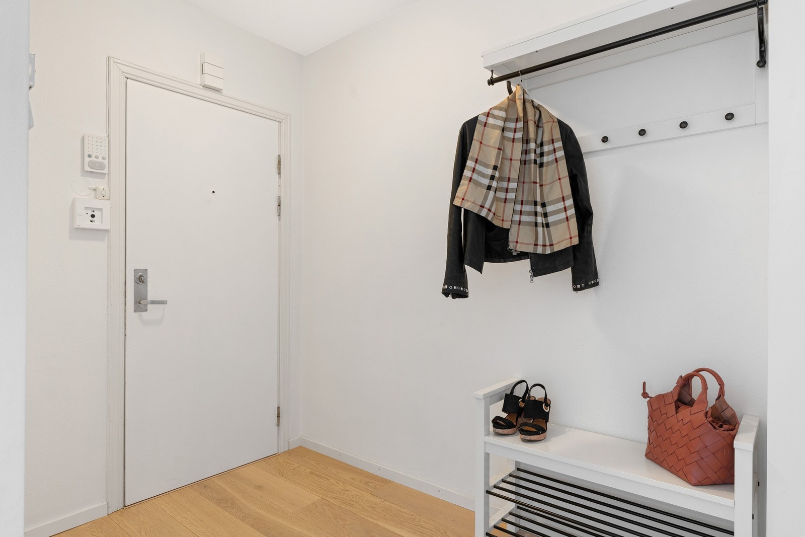 Romslig entré med garderobeplass og callingapparat. Galleribilde