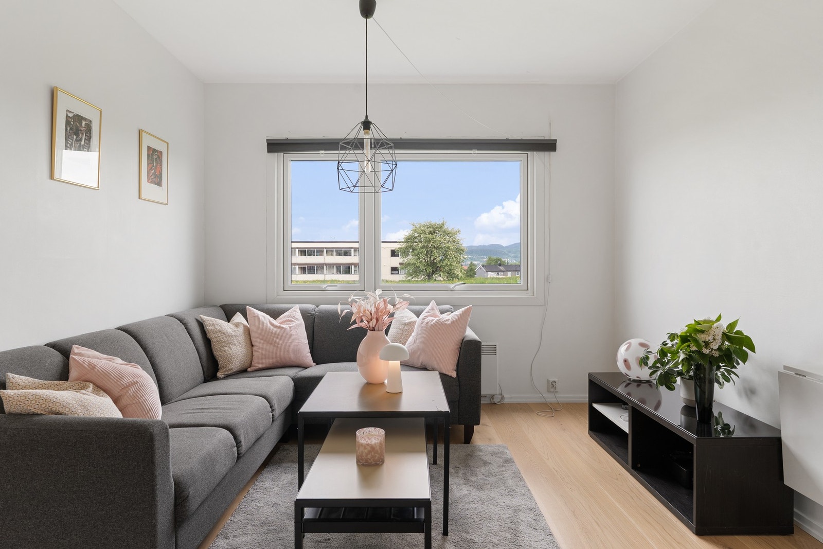 Lys og trivelig stue med store vinduer. Galleribilde