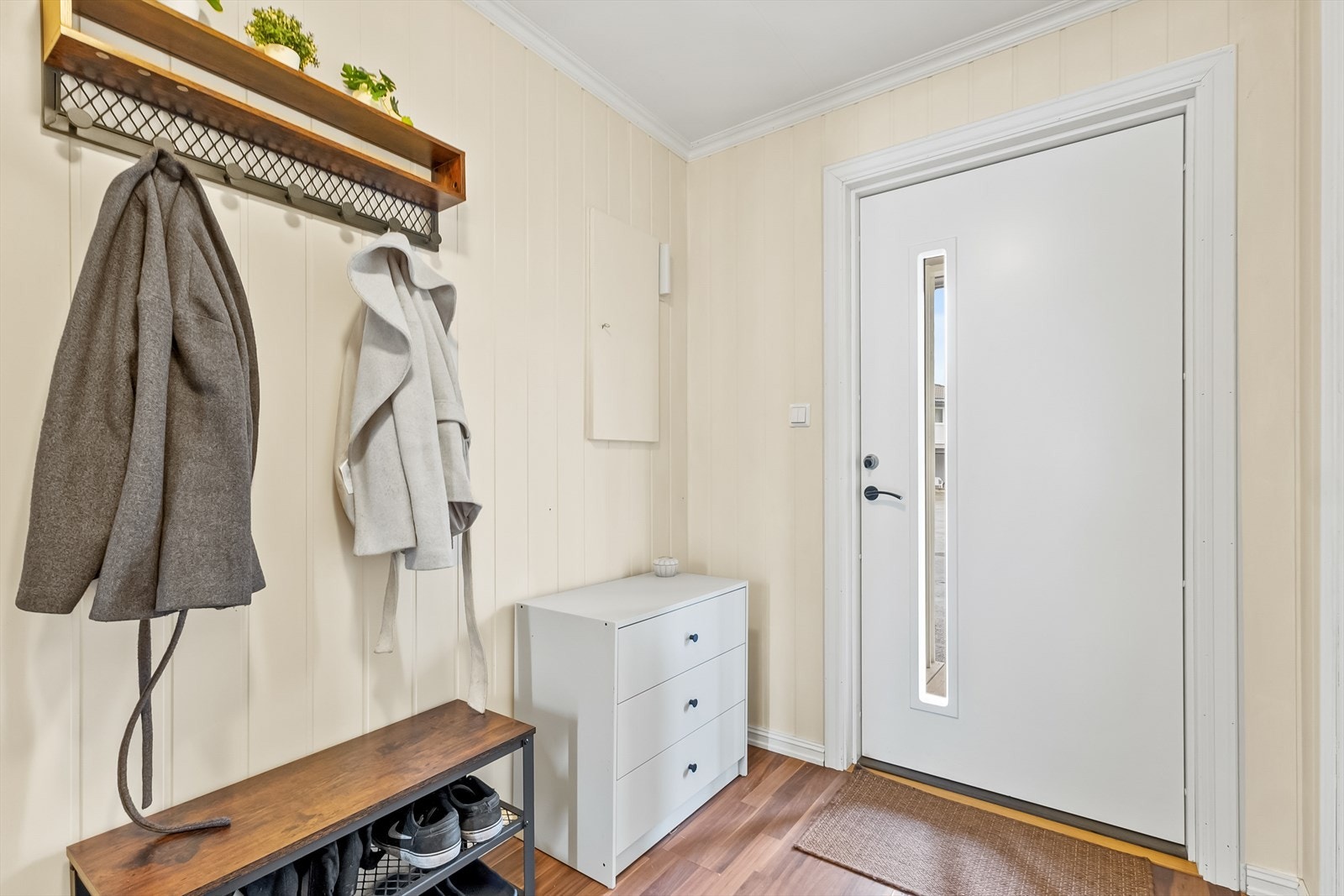 Inngangsparti med god plass for yttertøy. Galleribilde