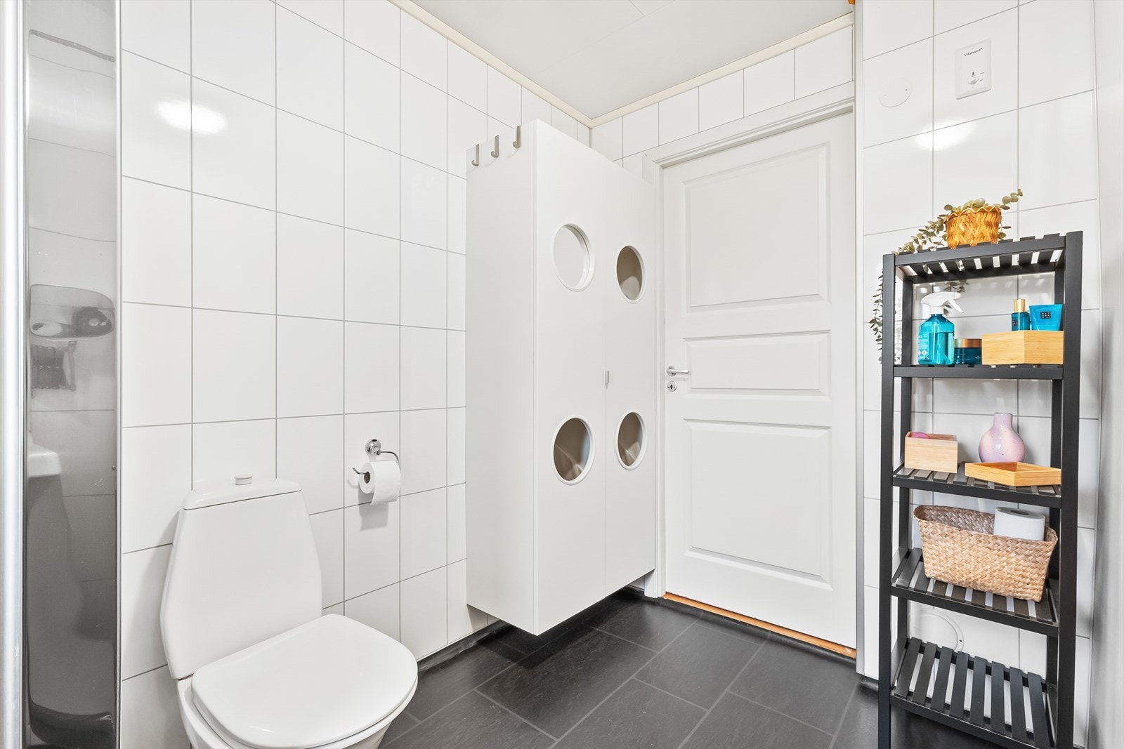 Belegg på gulvet og baderomsplater på vegger. Galleribilde