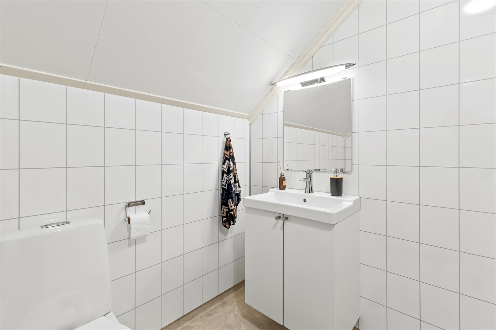 Baderomsplater på vegger og belegg på gulvet. Galleribilde