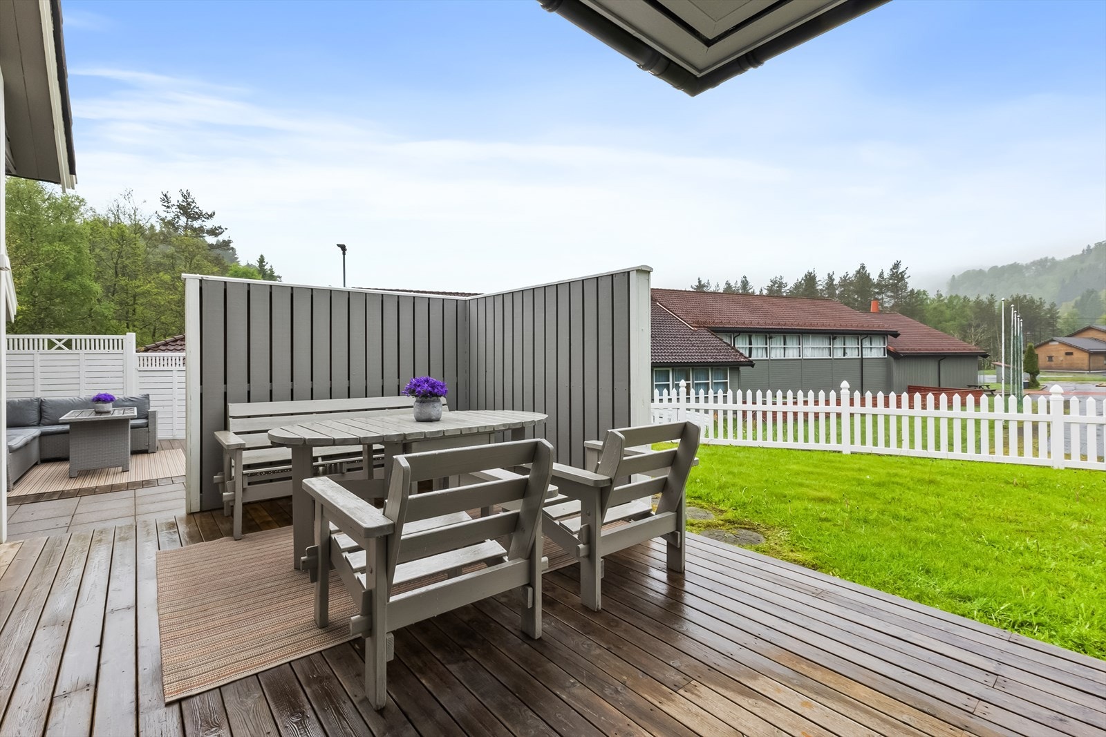 Terrasse med utgang fra stuen. Galleribilde