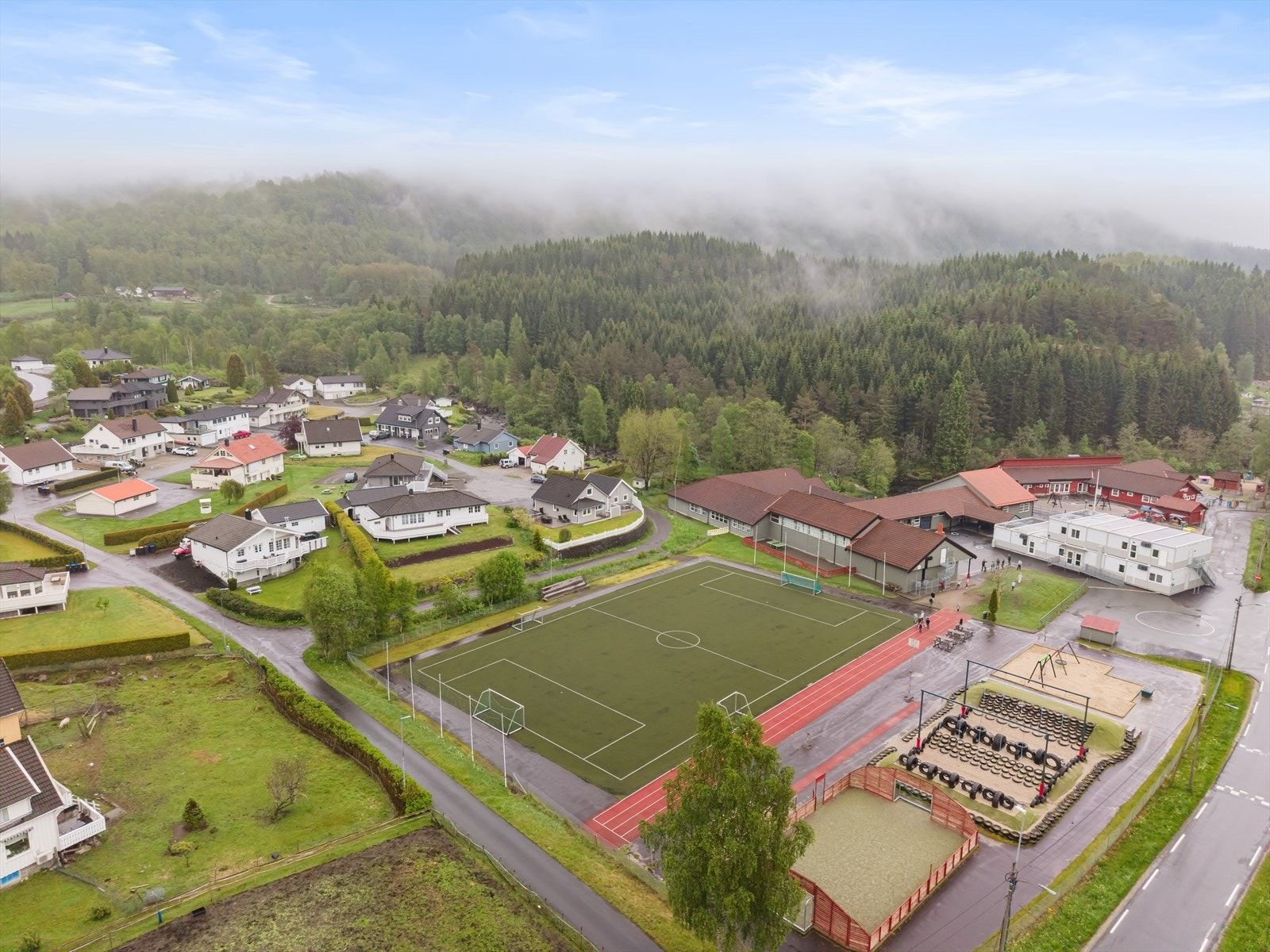 Austerdalen skole og barnehage er rett i nærheten. Galleribilde