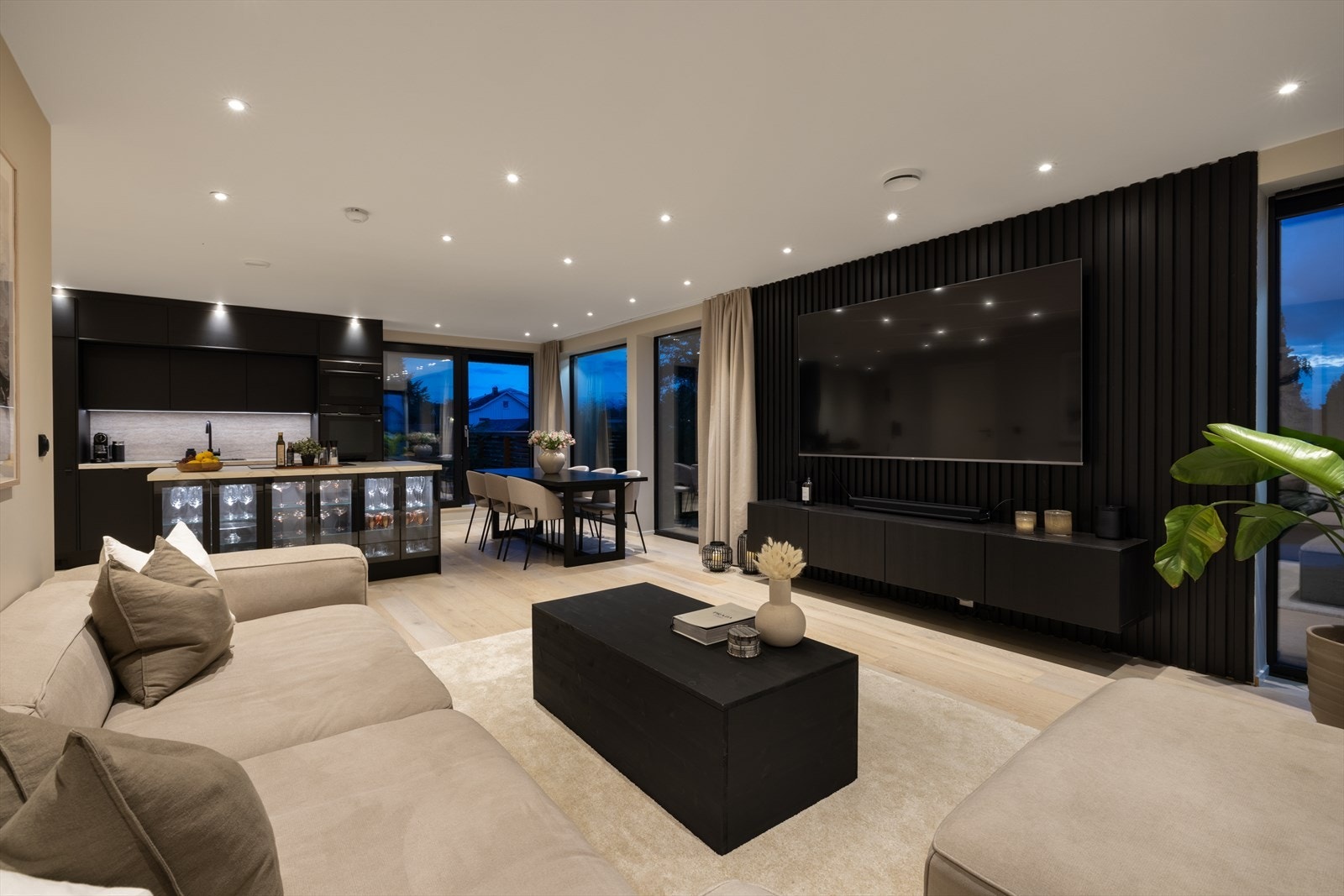 2. etasje er et åpent og sosialt rom - perfekt for å samle familie og venner. Galleribilde