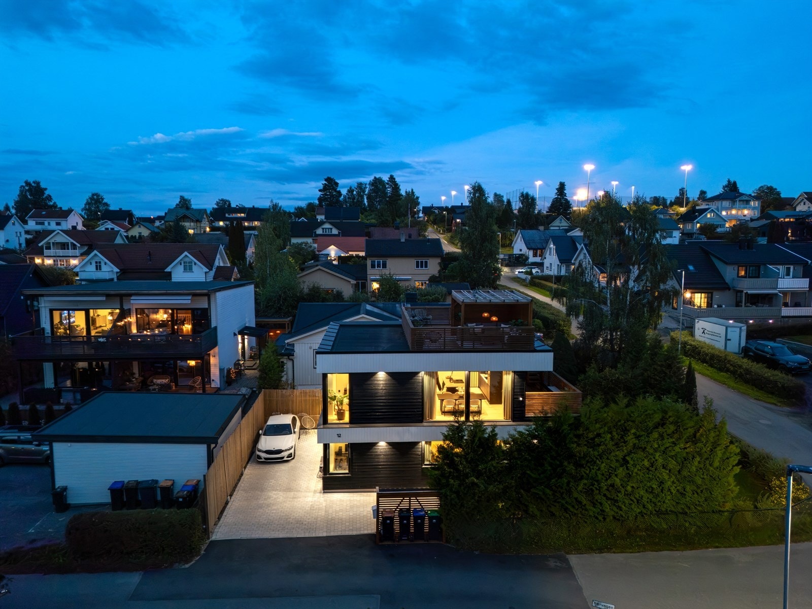 Den har en pent opparbeidet, steinbelagt gårdsplass med plass til flere biler. Galleribilde