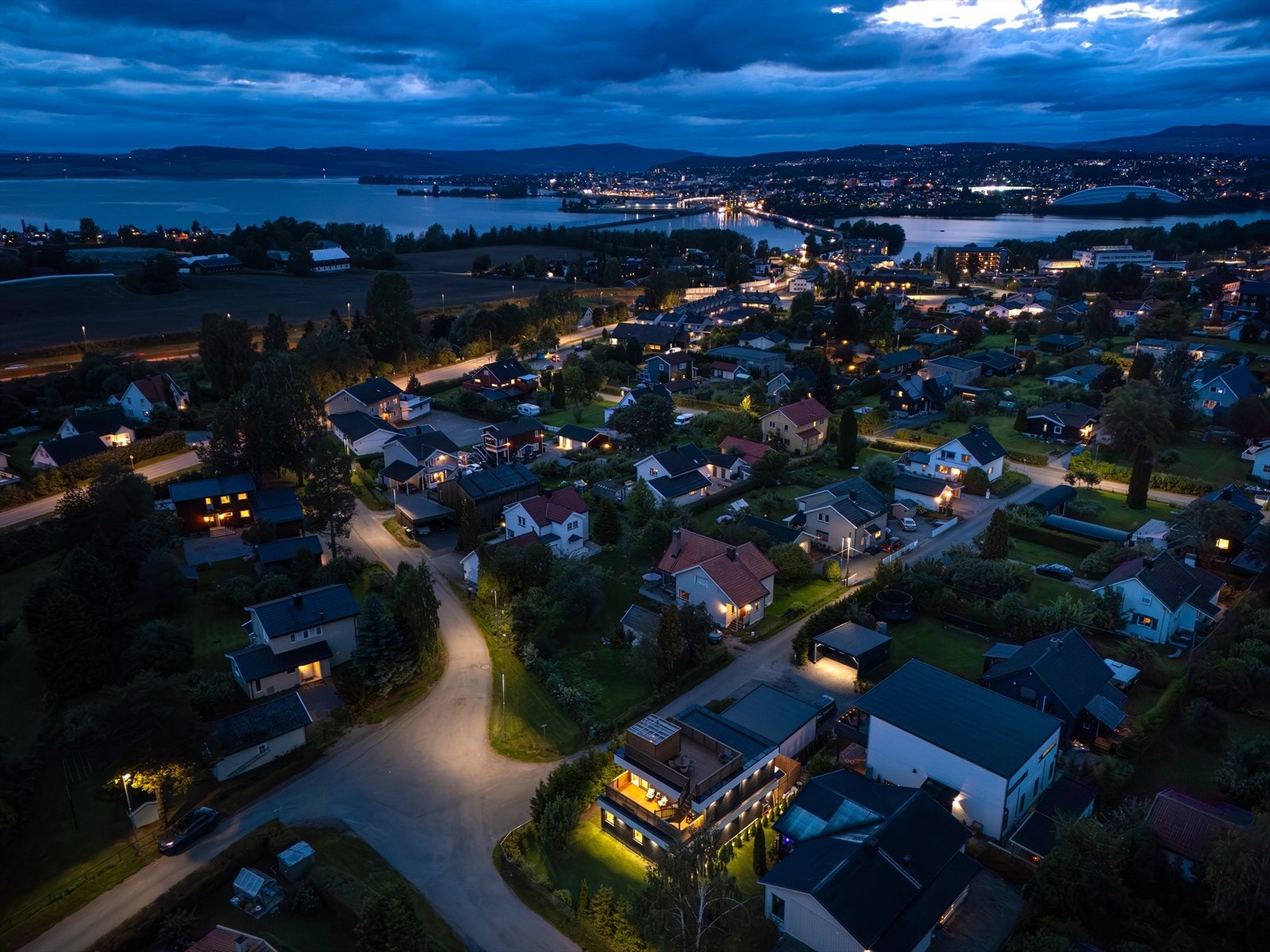 Til Hamar sentrum er det ca. 2,8 km hvor du finner et godt utvalg av butikker, spisesteder og servicefunksjoner. Galleribilde
