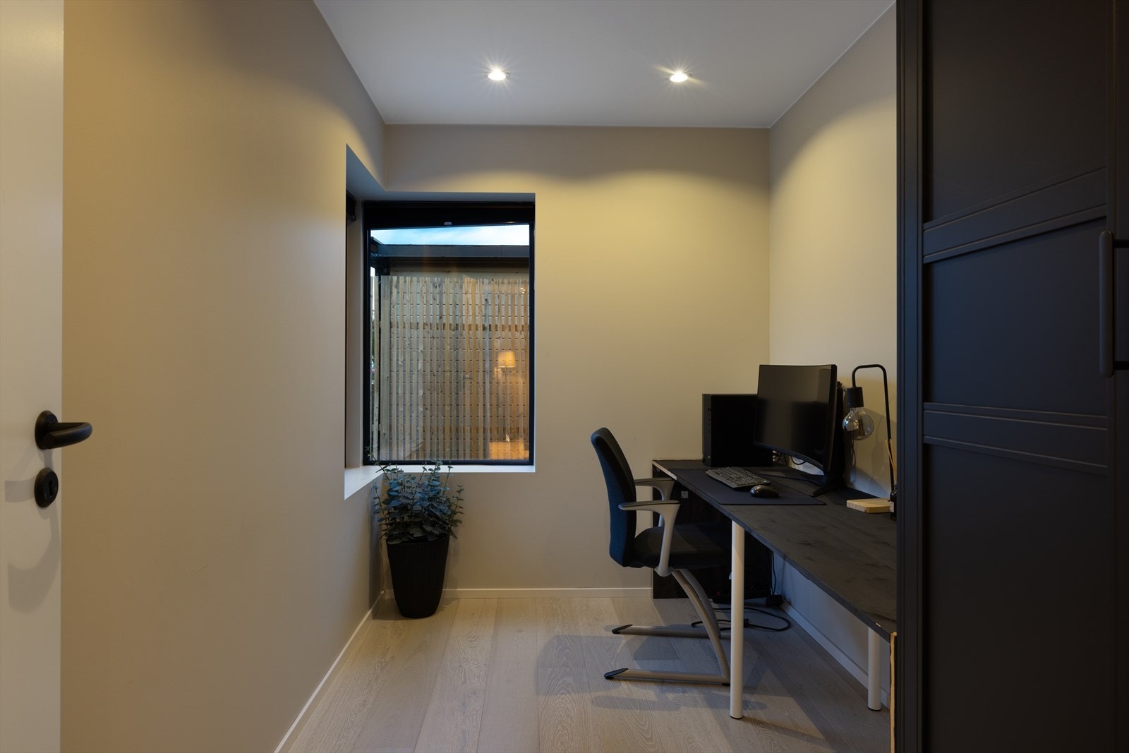 Rommene er malt i lyse og delikate farger og har hvitmalt himling med downlights. Galleribilde