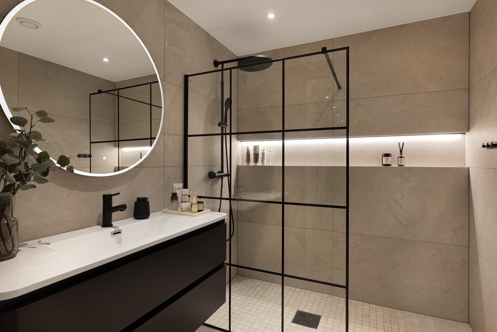 Badet i 1. etasje er i samme stil og utførelse som det i 2. etasje. Galleribilde