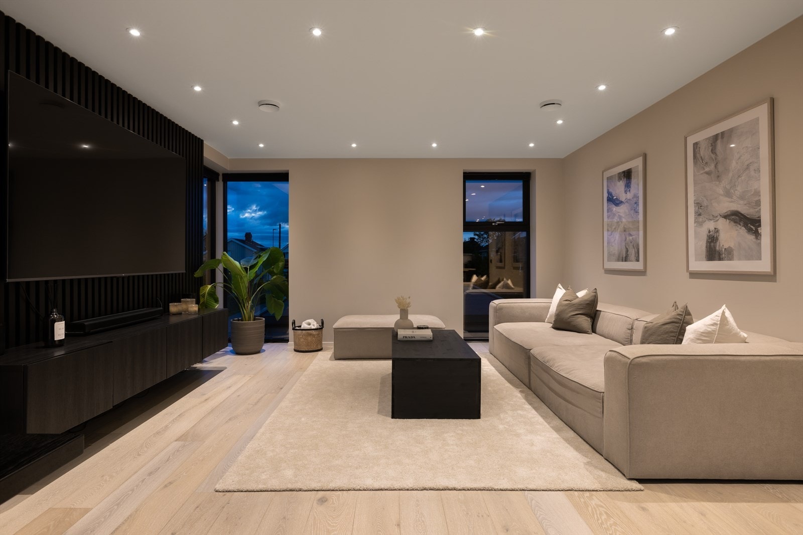 Det er plass til en romslig sofagruppe med tilhørende stuebord og TV-møblement., Galleribilde