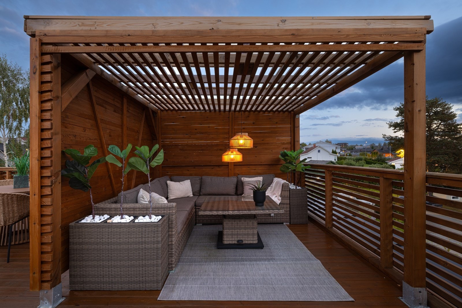 Her er det satt opp en pergola som gir en lun og hyggelig utplass. Det er ikke kjent med at pergolaen er byggesøkt. Galleribilde
