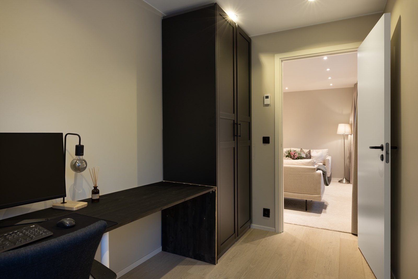 Gulvene har parkett og det er vannbåren gulvvarme i hele 1. etasje, samt på badet i 2. etasje. Galleribilde